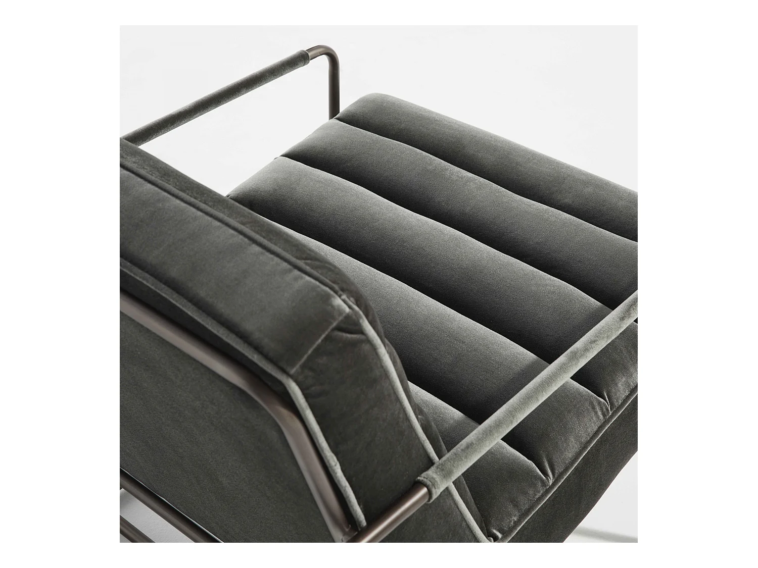 Fauteuil capitonné en velours vert gris