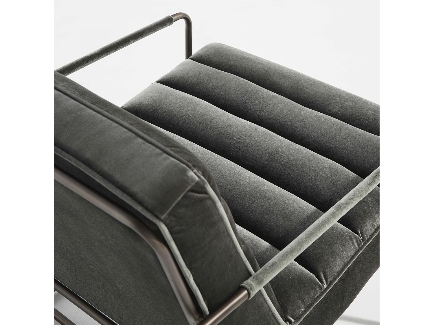 Fauteuil capitonné en velours vert gris