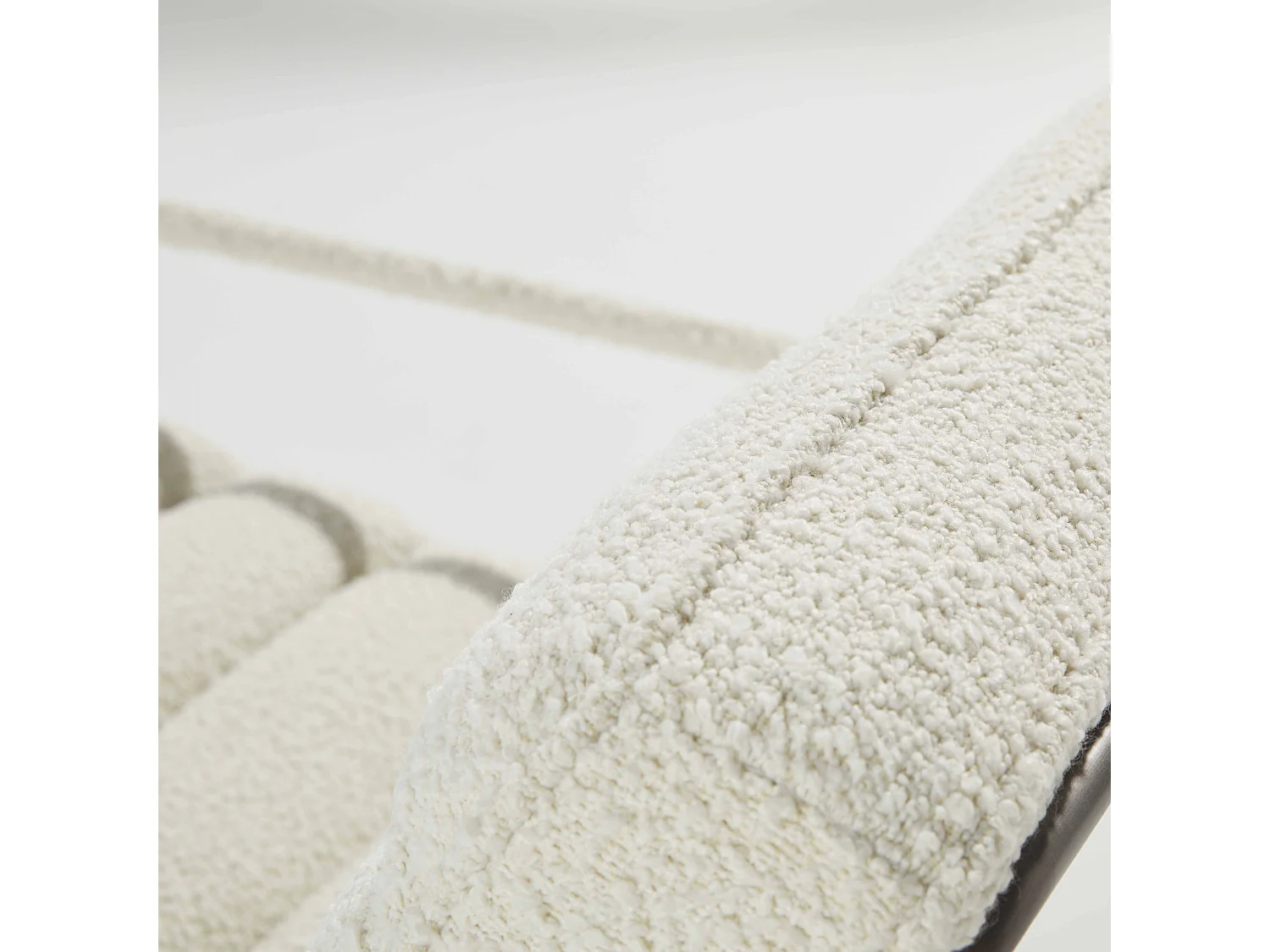 Fauteuil en tissu bouclette ivoire