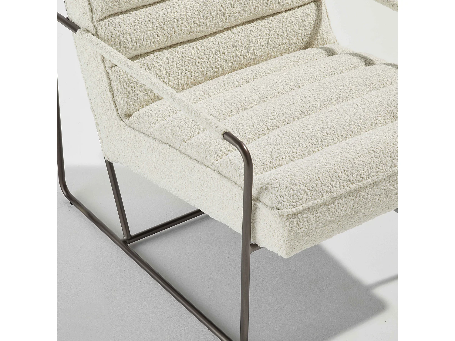 Fauteuil van ivoorkleurige bouclé stof