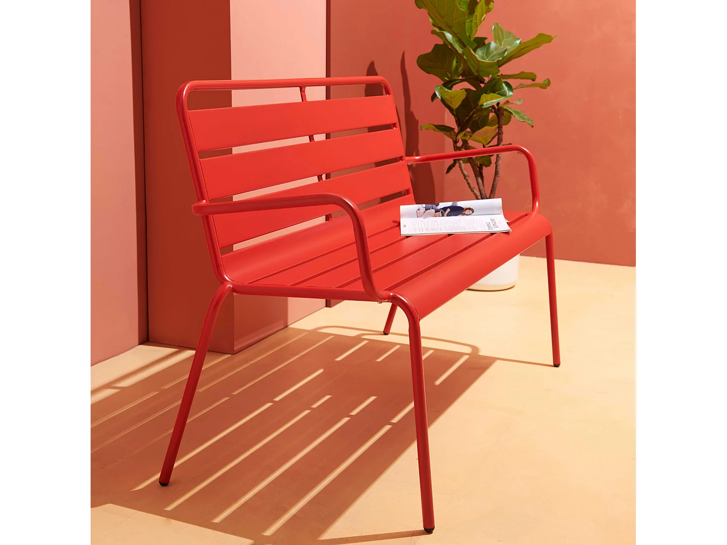 Banc de jardin en métal rouge - Palavas