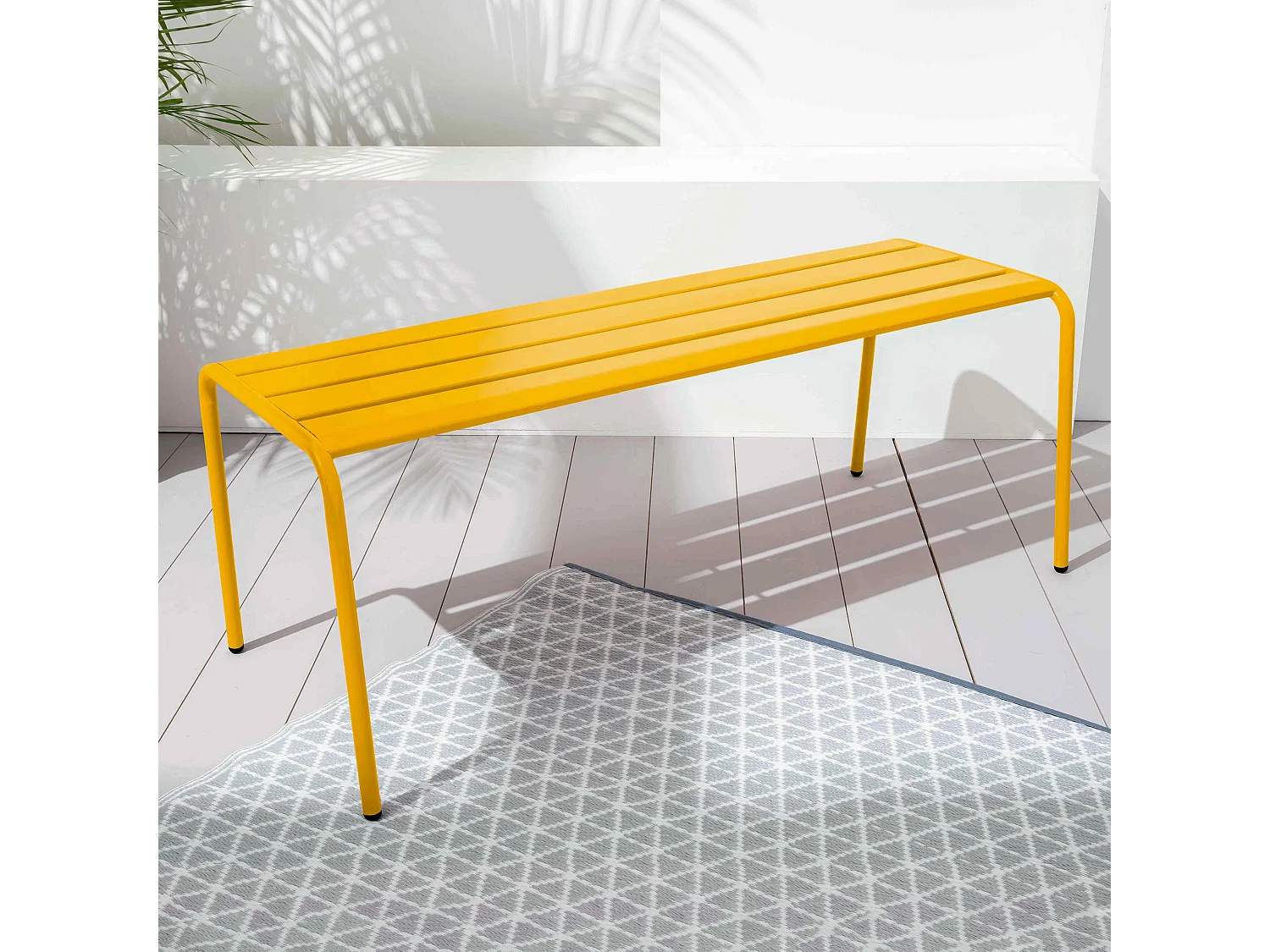 Gele stalen tuinbank