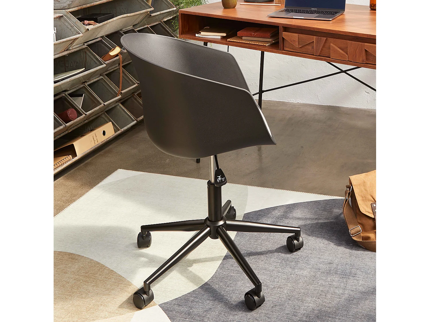 Zwarte draaibare bureaustoel op wieltjes