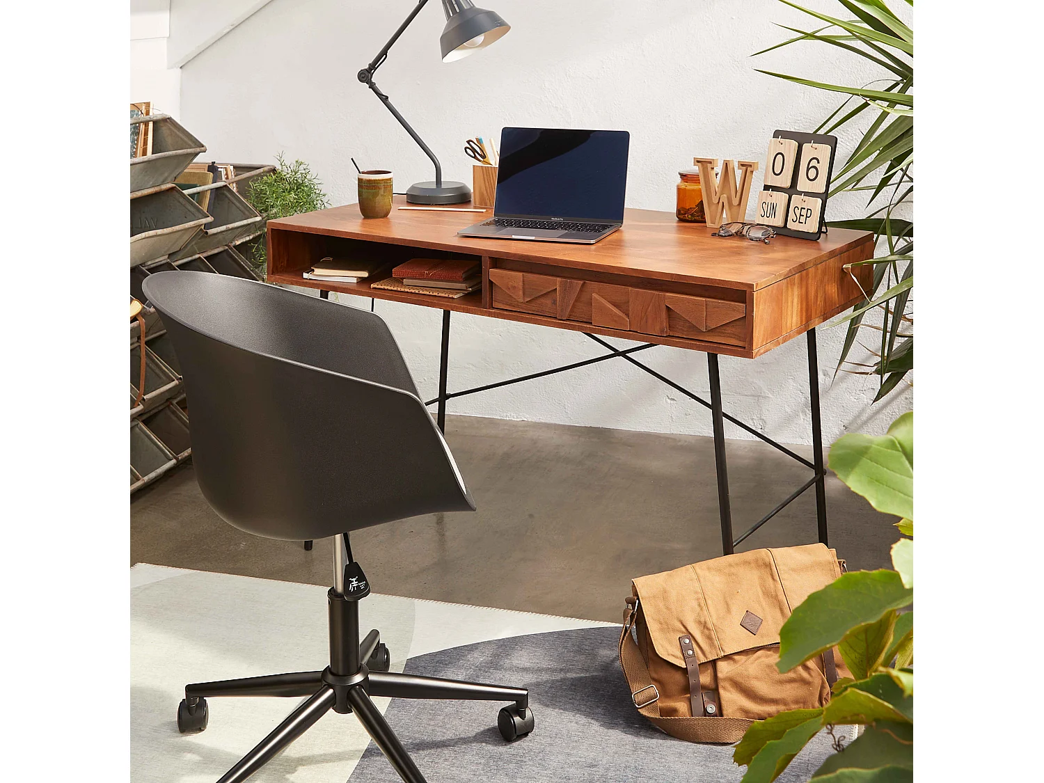 Zwarte draaibare bureaustoel op wieltjes