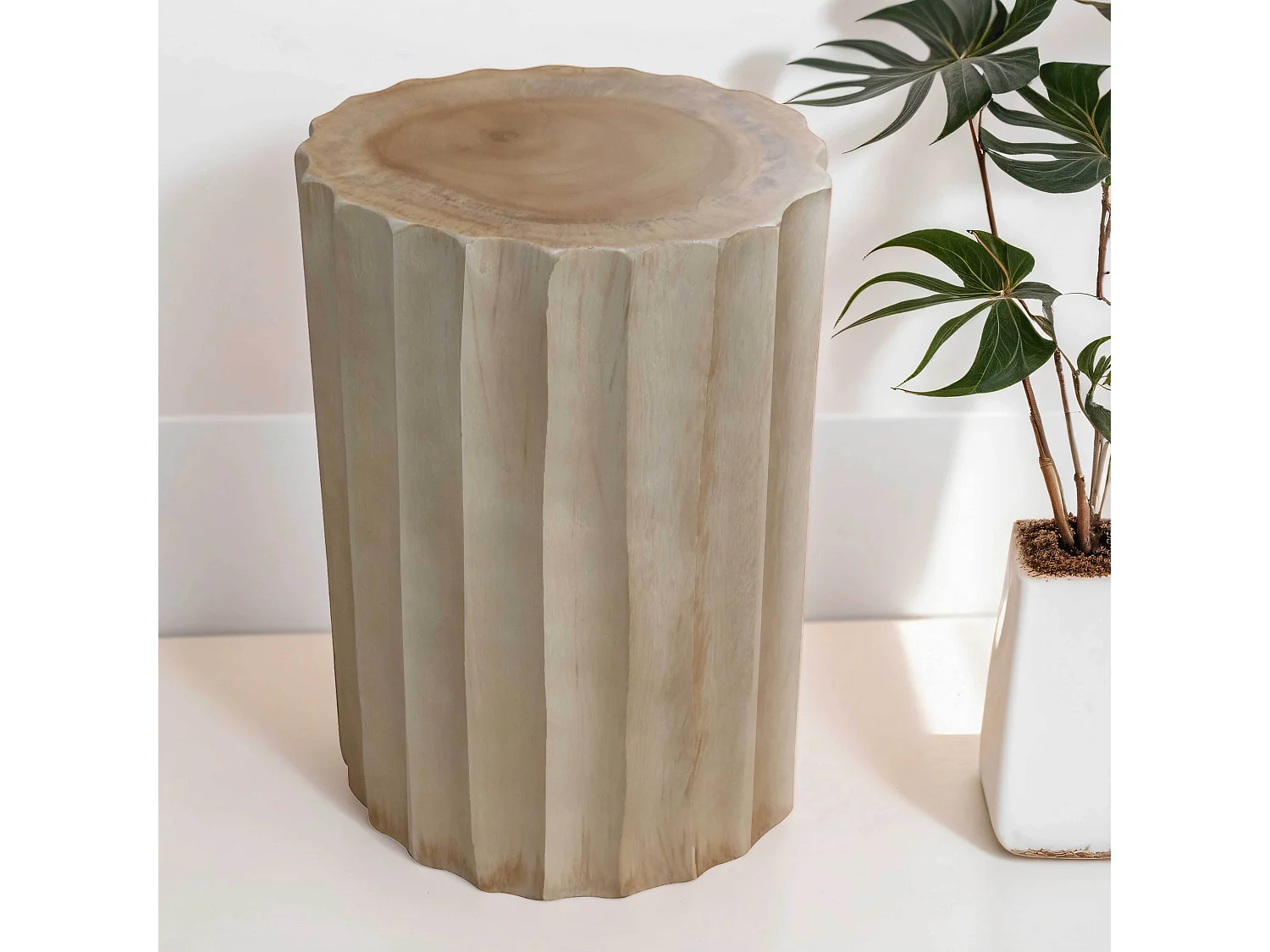 Tabouret sculpté en bois de suar massif