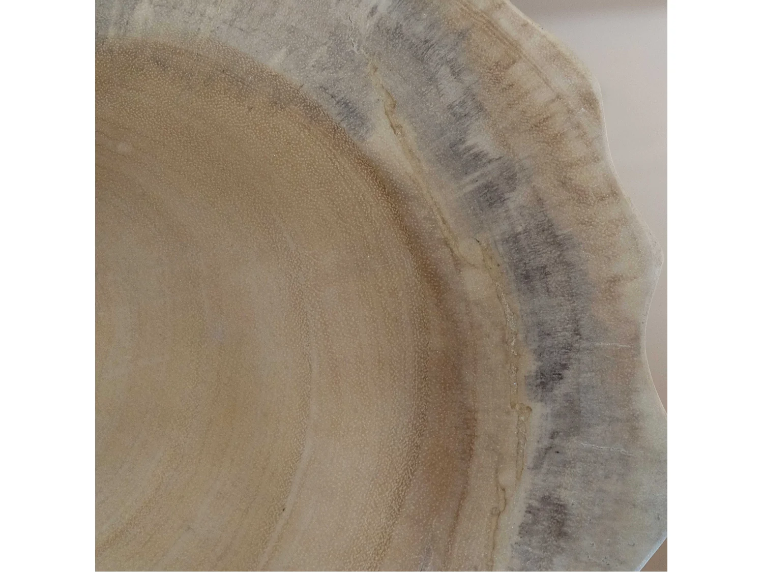 Gesneden kruk van massief suarhout