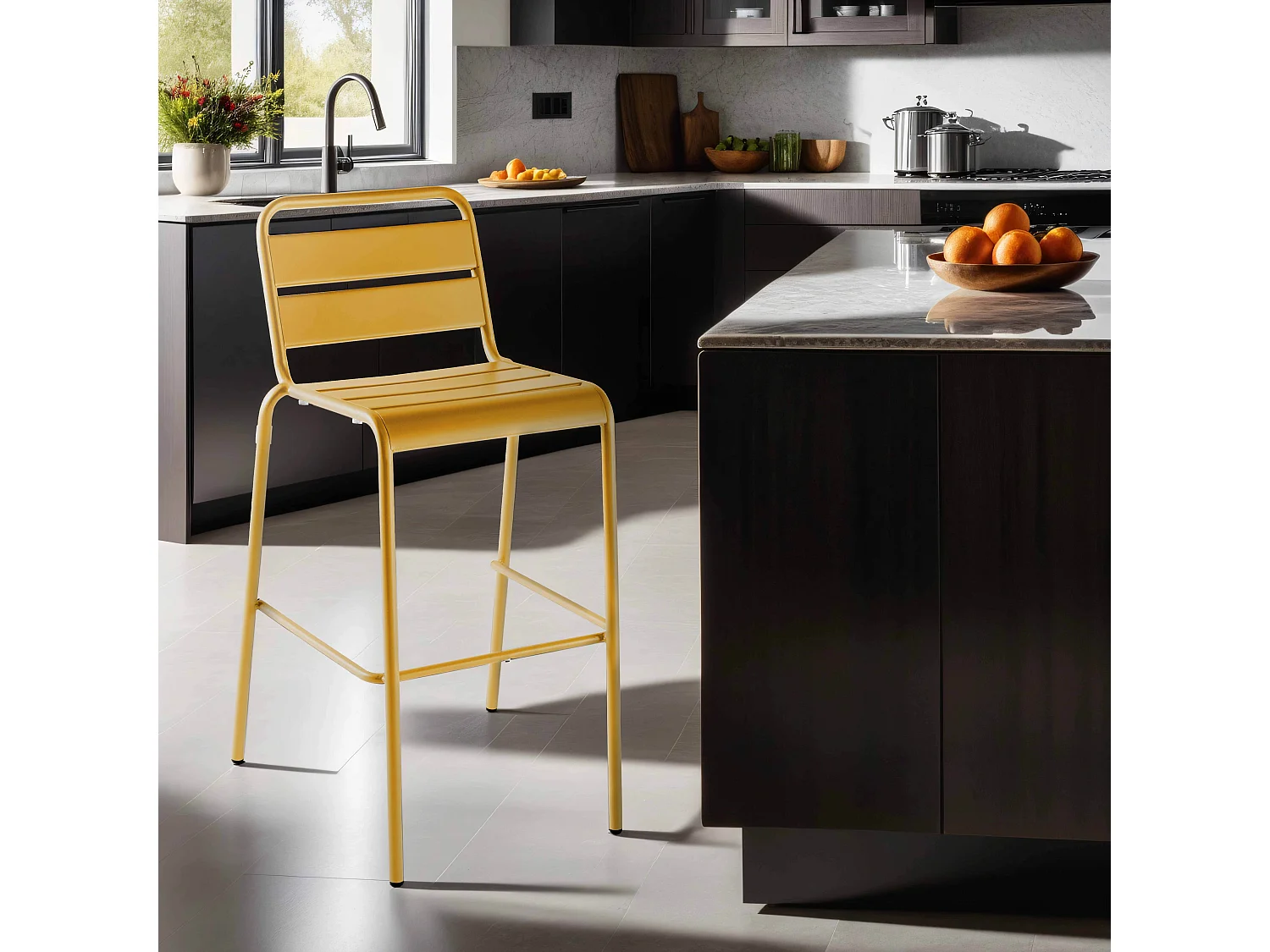 Chaise haute en métal jaune  - Palavas