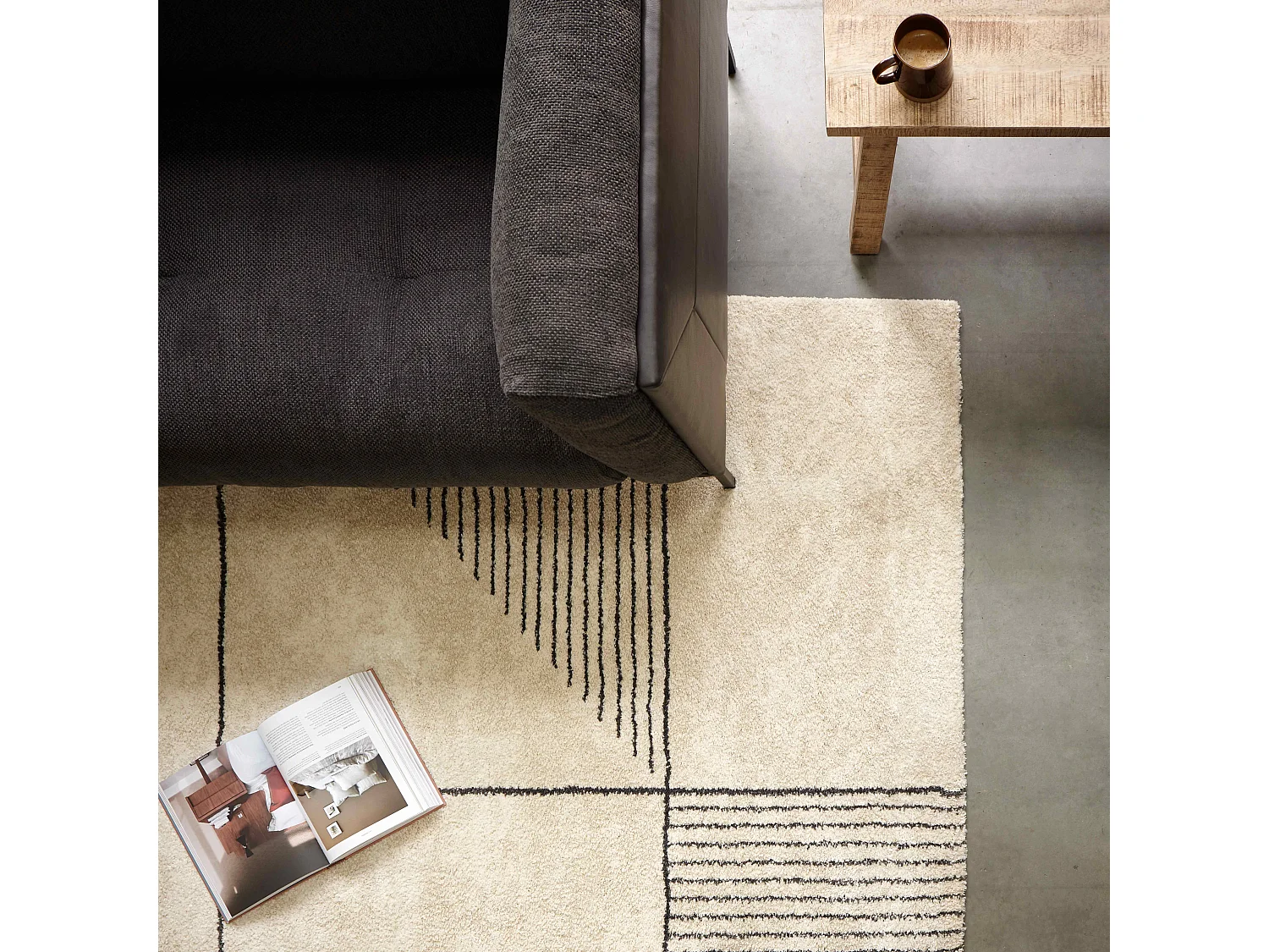 Tapis rectangulaire motif linéaire à poils courts beige 120 x 170 cm