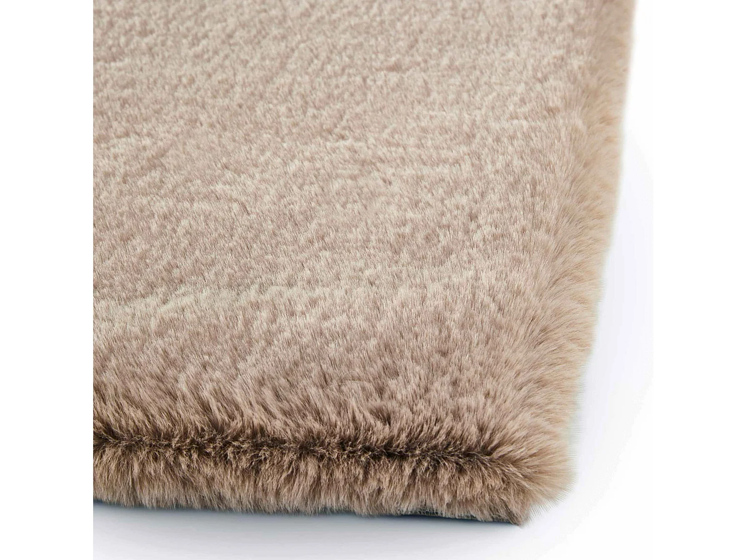 Tapis rectangulaire fausse fourrure beige 120 x 160 cm