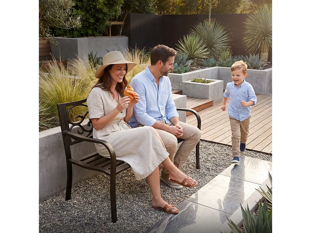 Banco de jardim marrom IRGA com pernas de aço e encosto de ferro fundido largura 127 cm