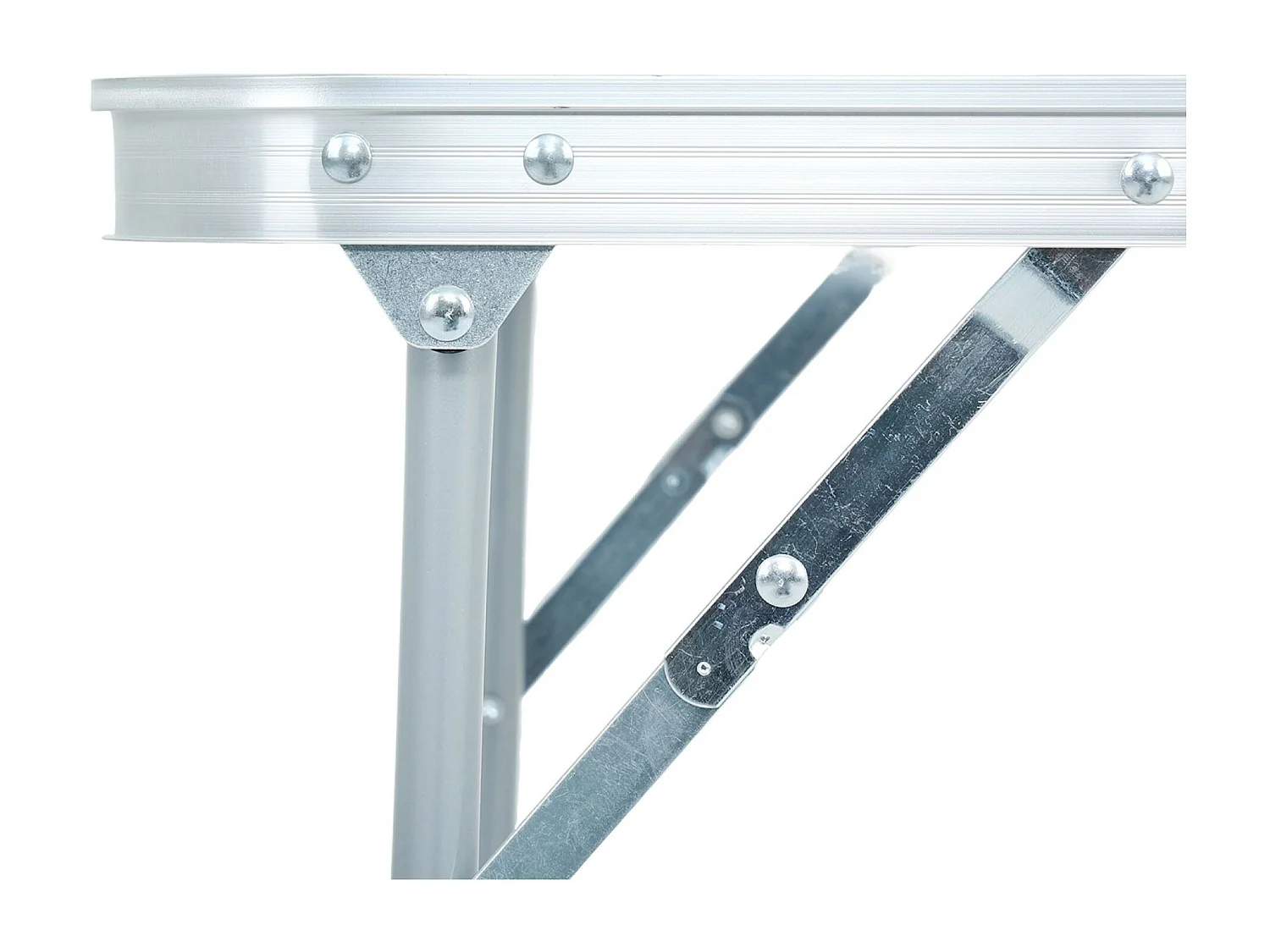 Der klappbare Campingtisch aus Aluminium in Holzoptik B70 x H60 x T50 cm