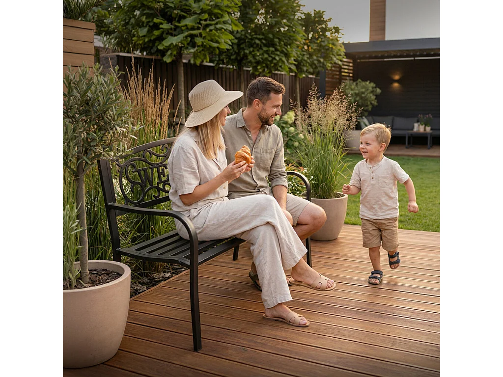 Czarna ławka ogrodowa IRYS ze stalowymi nogami i żeliwnym oparciem szerokość 127 cm