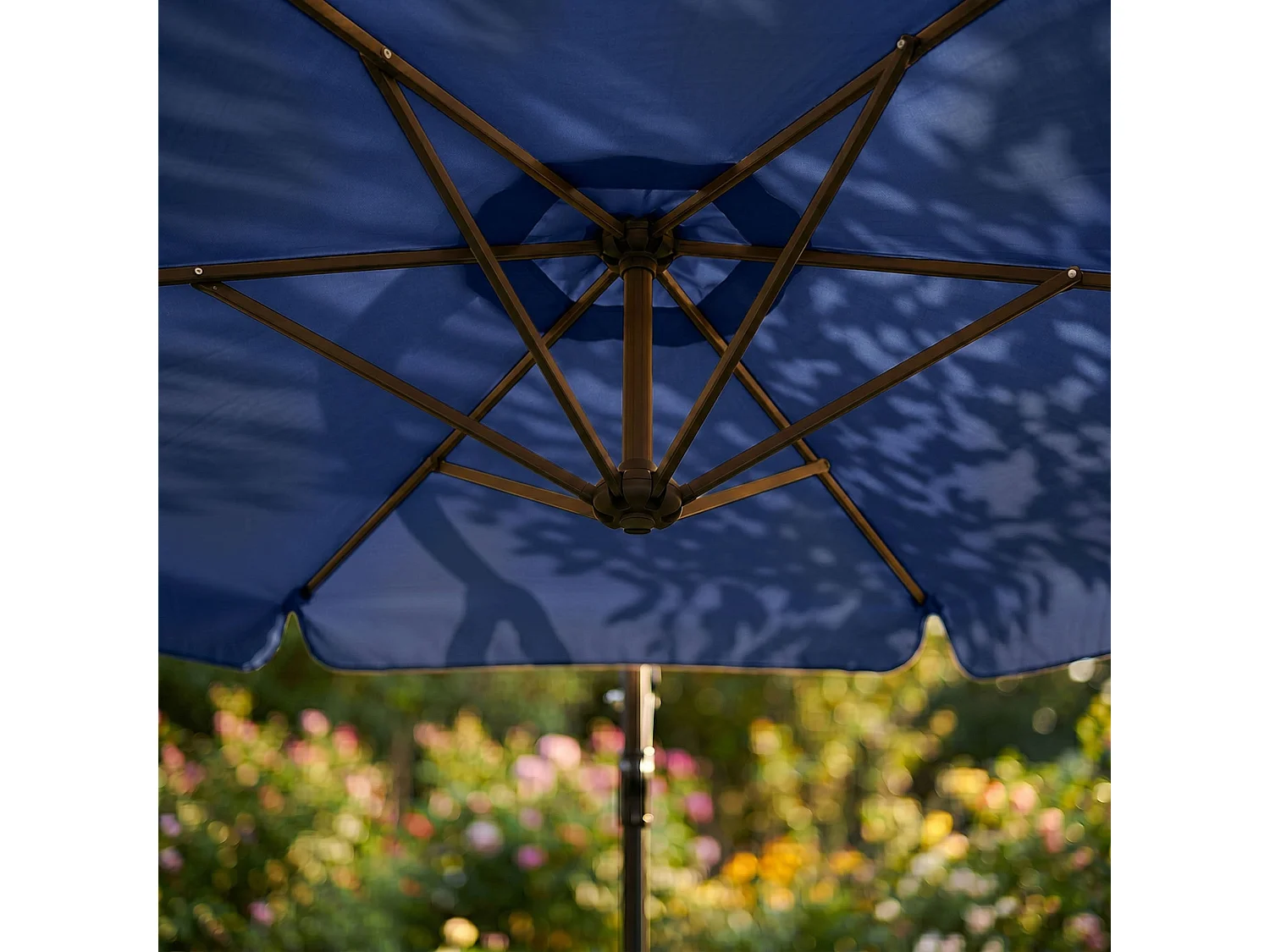 Tuinparasol CYNIA / Zweefparasol Met Voet / Verstelbare Hoogte / UV-bescherming, Waterdicht / Donkerblauw / 300 x 300 x 245 cm
