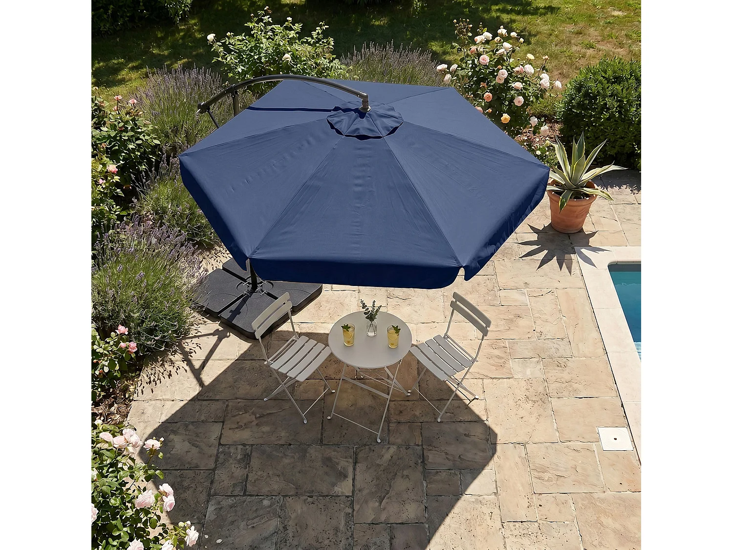 Tuinparasol CYNIA / Zweefparasol Met Voet / Verstelbare Hoogte / UV-bescherming, Waterdicht / Donkerblauw / 300 x 300 x 245 cm