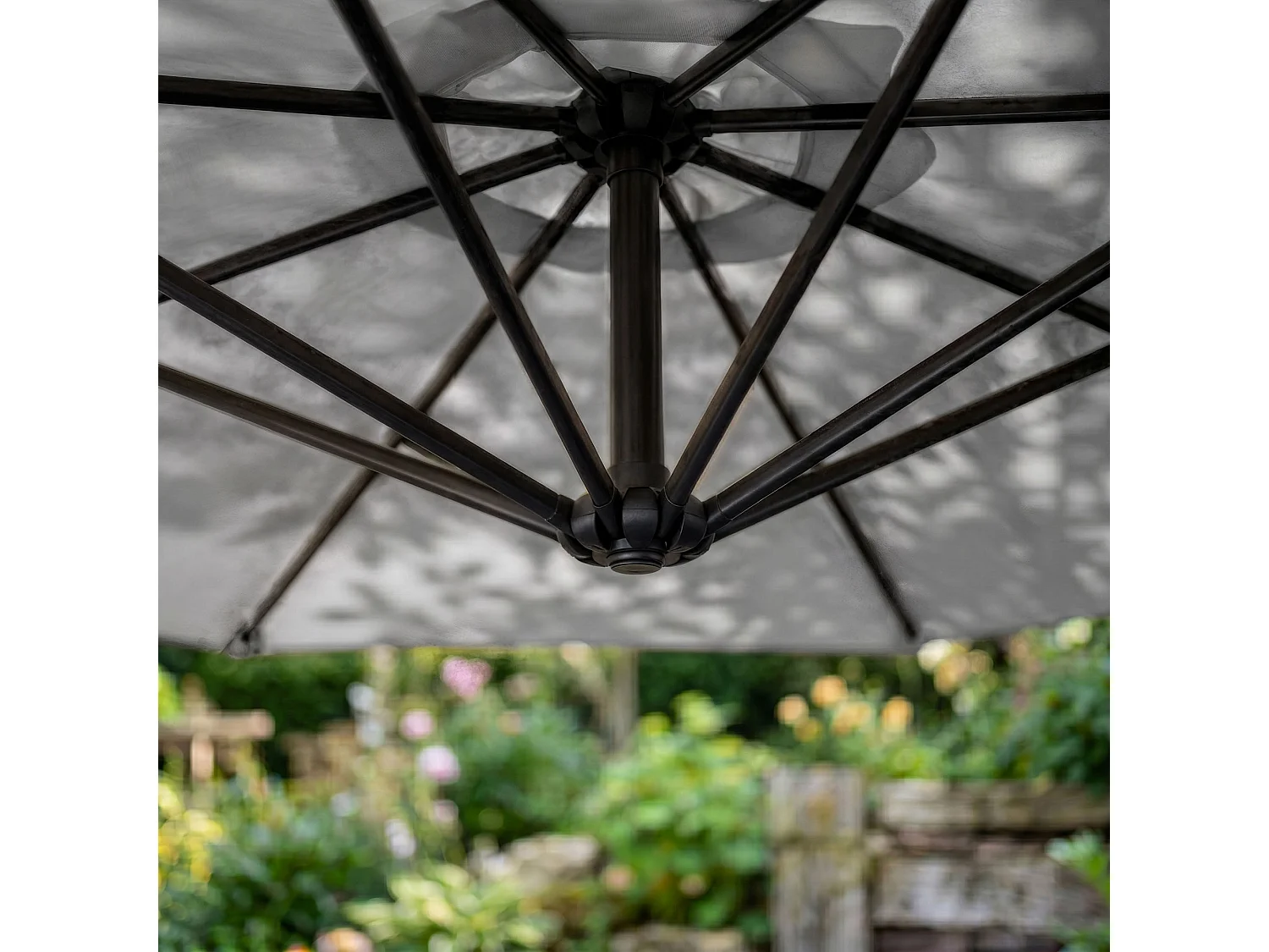 Tuinparasol ASTER / Zweefparasol Met Voet / Verstelbare Hoogte / UV-bescherming, Waterdicht / Lichtgrijs / 300 x 300 x 45 cm