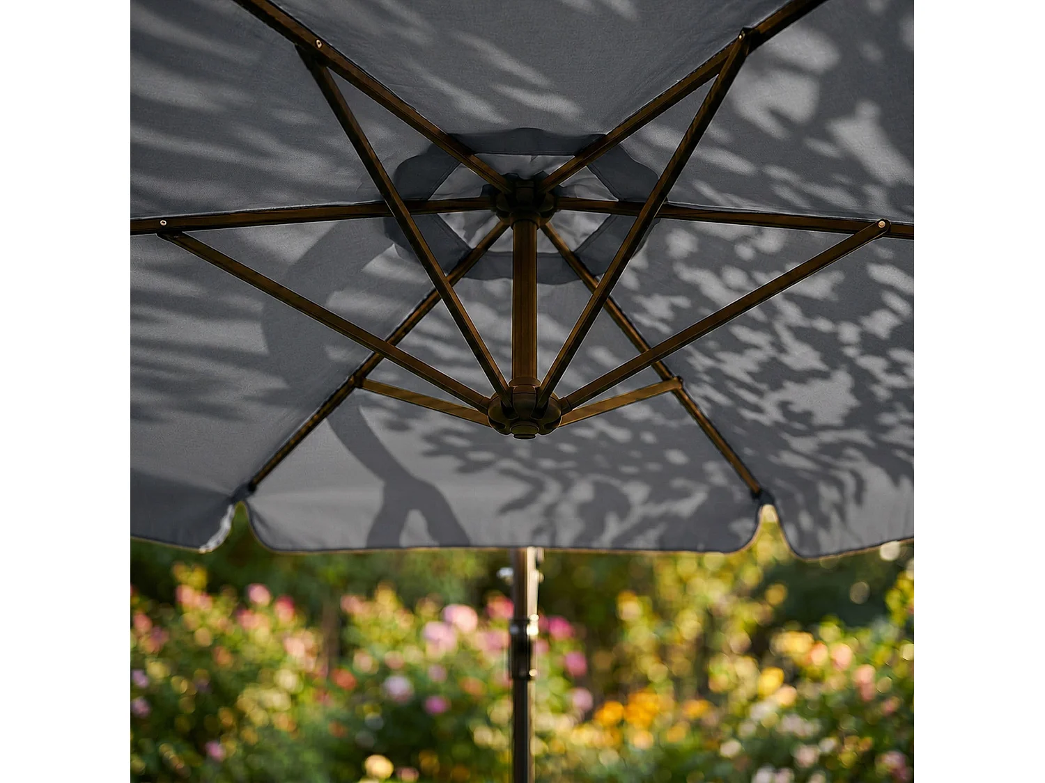 Parasol de jardin et de terrasse CYNIA imperméable en gris foncé, Poids 11,7 kg Dimensions L300 x l300 x H245 cm
