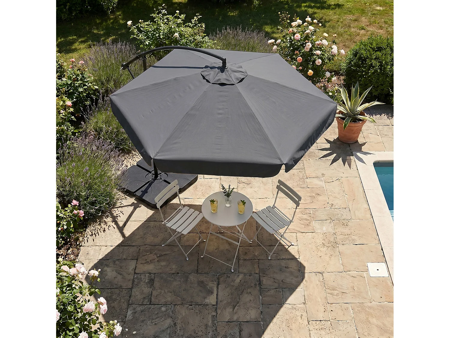 Parasol de jardin et de terrasse CYNIA imperméable en gris foncé, Poids 11,7 kg Dimensions L300 x l300 x H245 cm