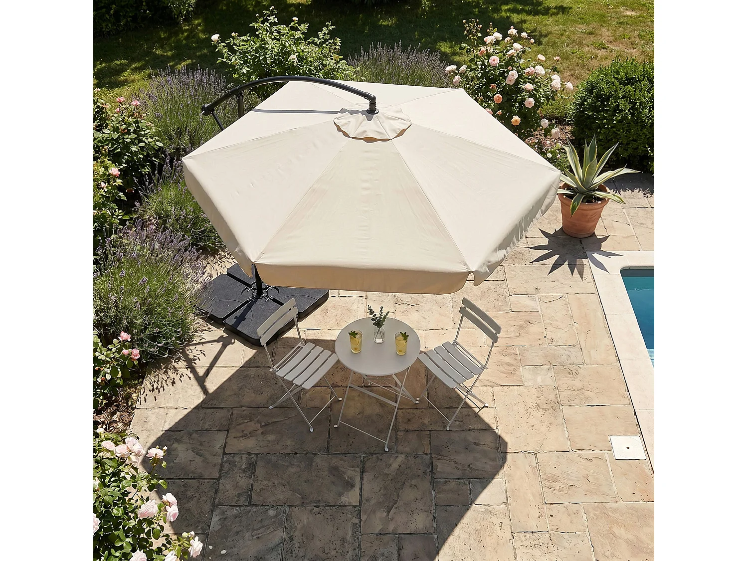 Tuinparasol CYNIA / Zweefparasol Met Voet / Verstelbare Hoogte / UV-bescherming, Waterdicht / Beige / 300 x 300 x 245 cm
