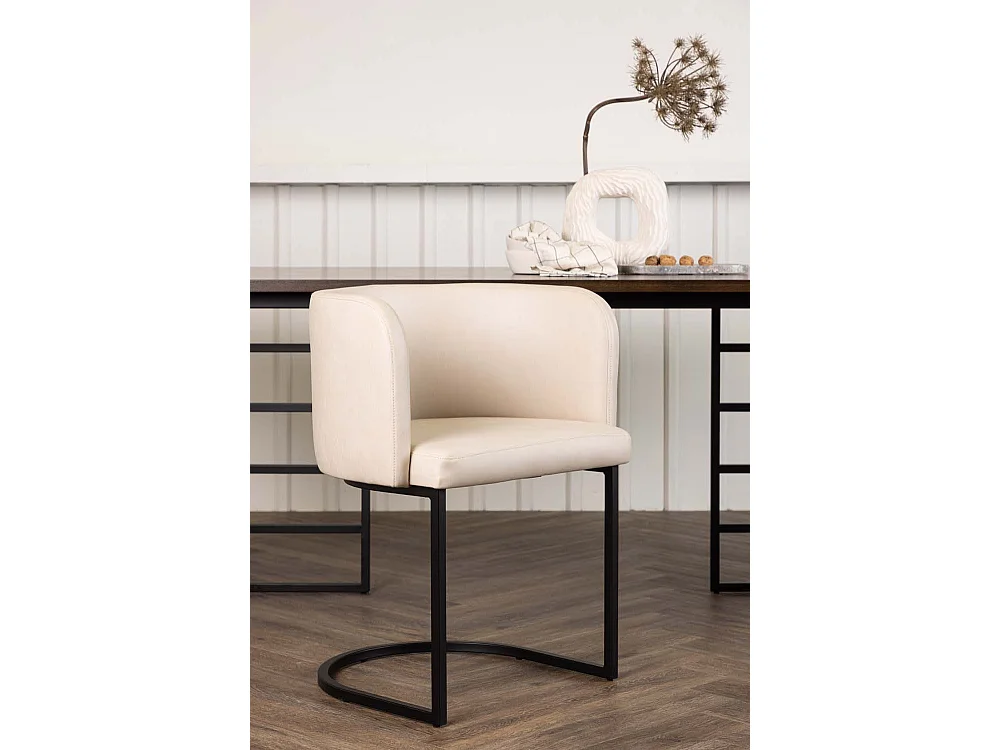 Simrishamn eetkamerstoel met armleuningen beige.