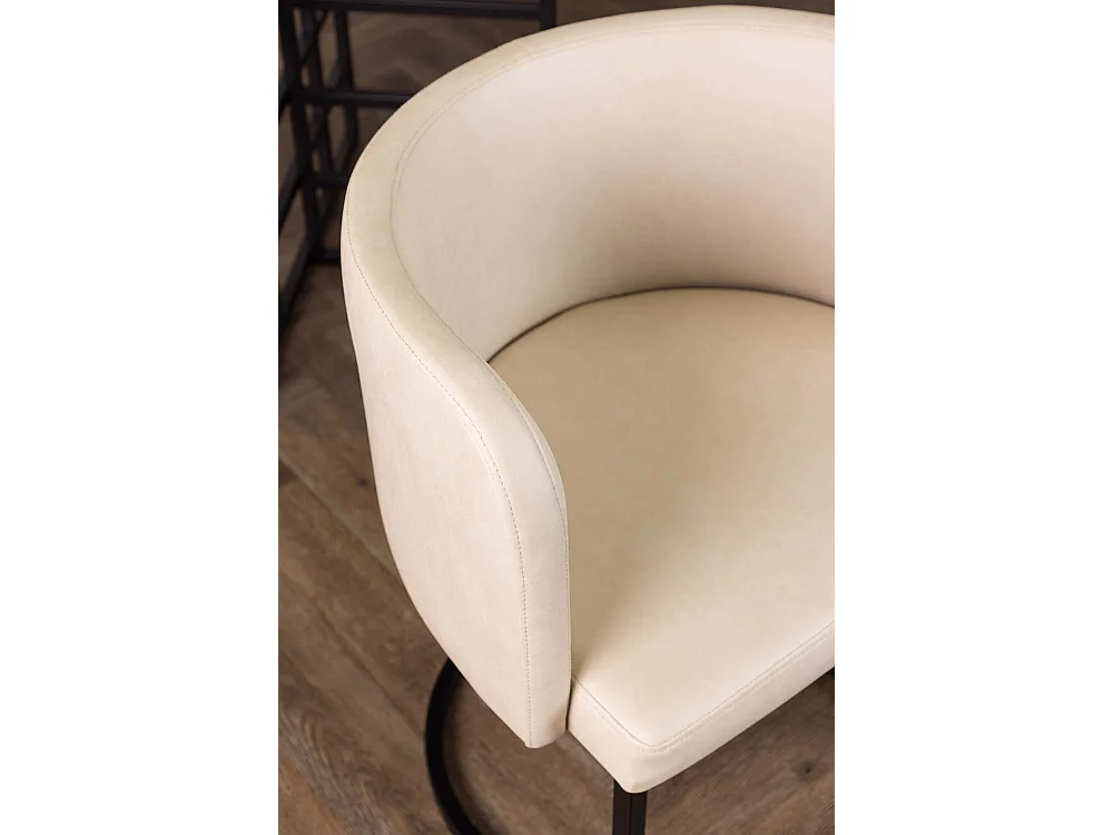 Simrishamn eetkamerstoel met armleuningen beige.