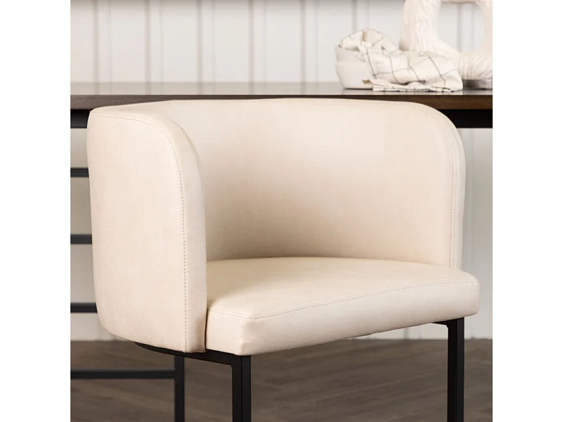 Sedia da pranzo Simrishamn con braccioli beige.