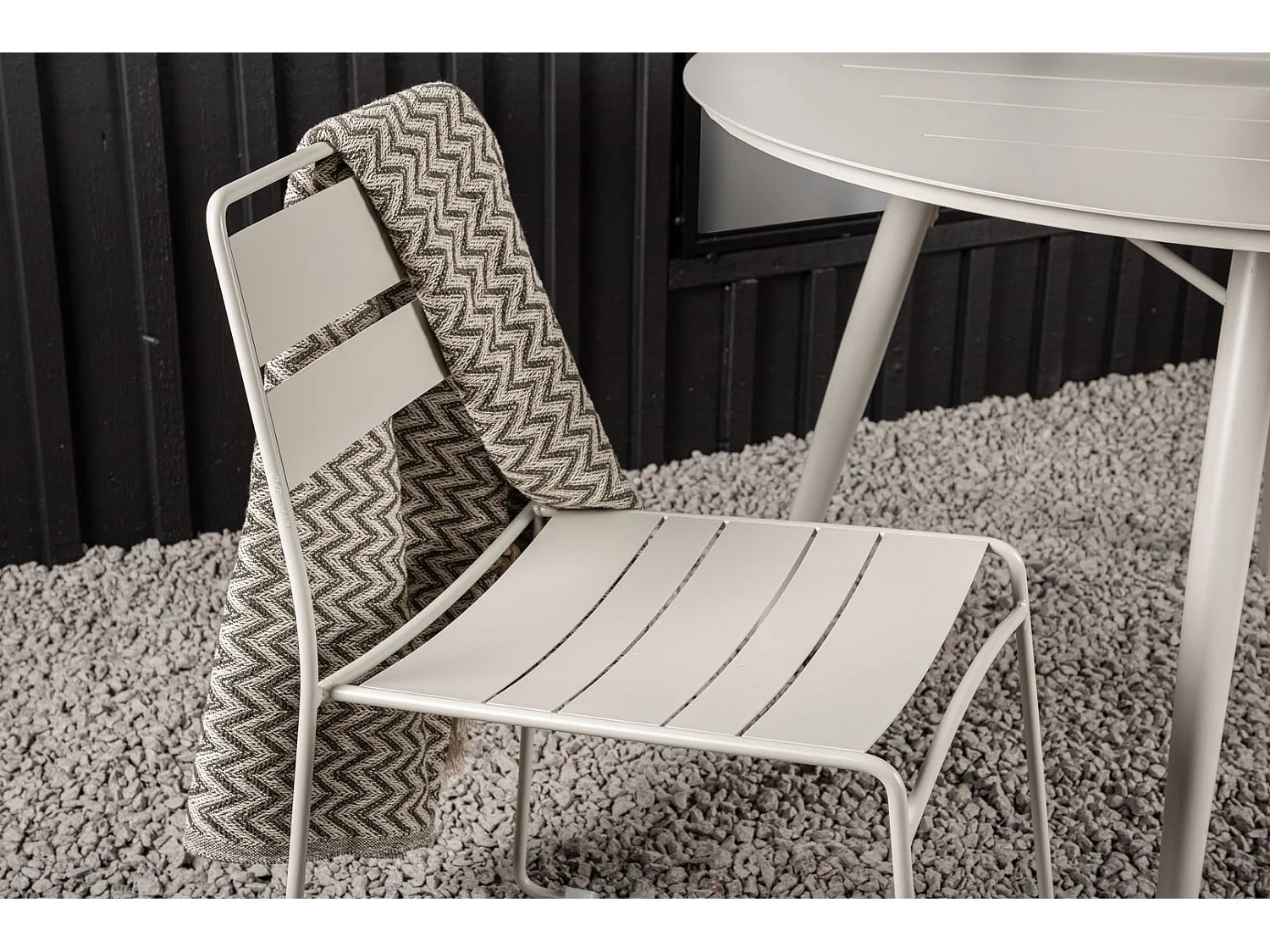 Lina Chaise de jardin empilable beige.