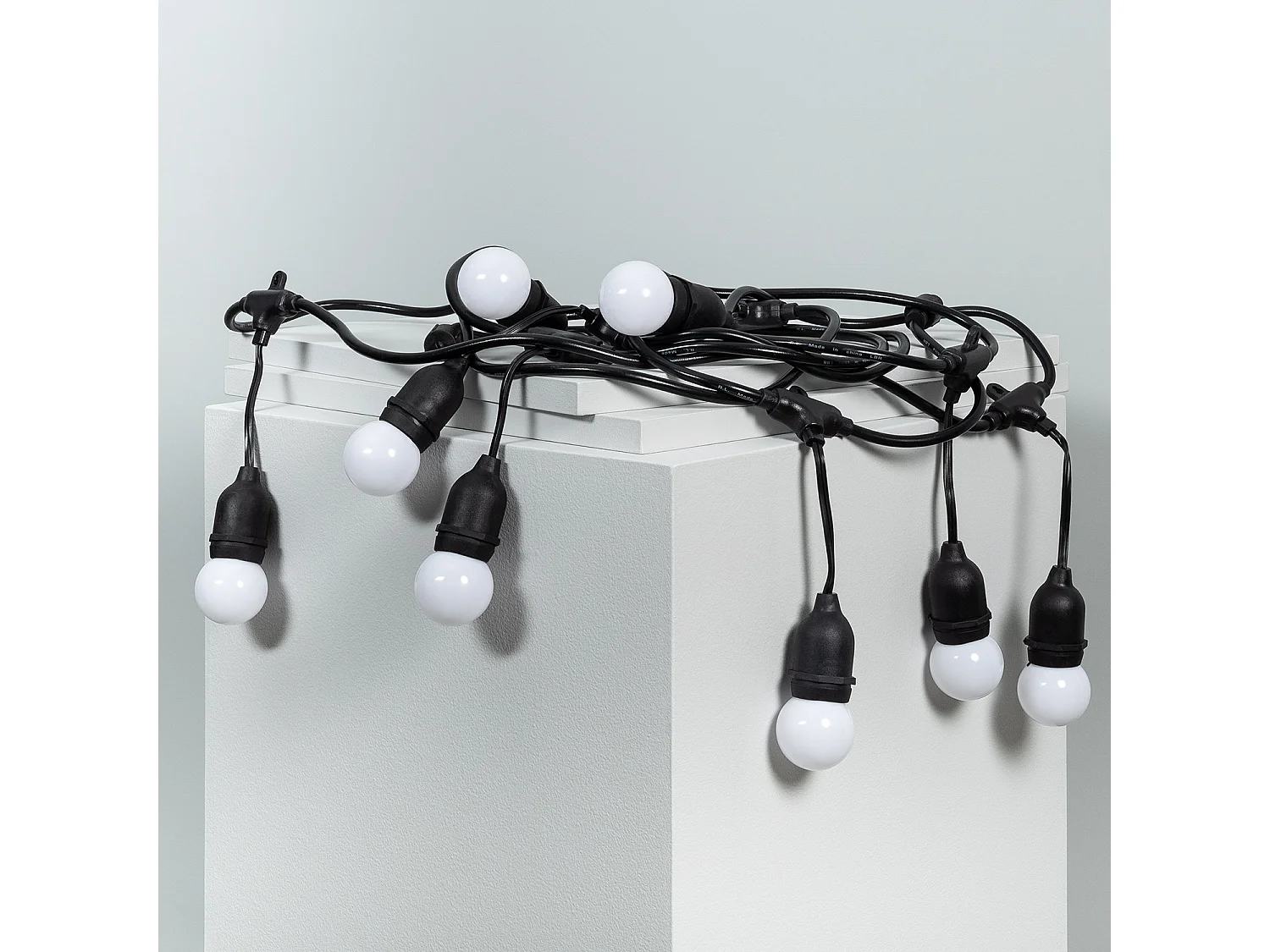 Kit Ghirlanda Waterproof 5.5m Nero + 8 Lampadine LED E27 G45 3W a Colori Rosa