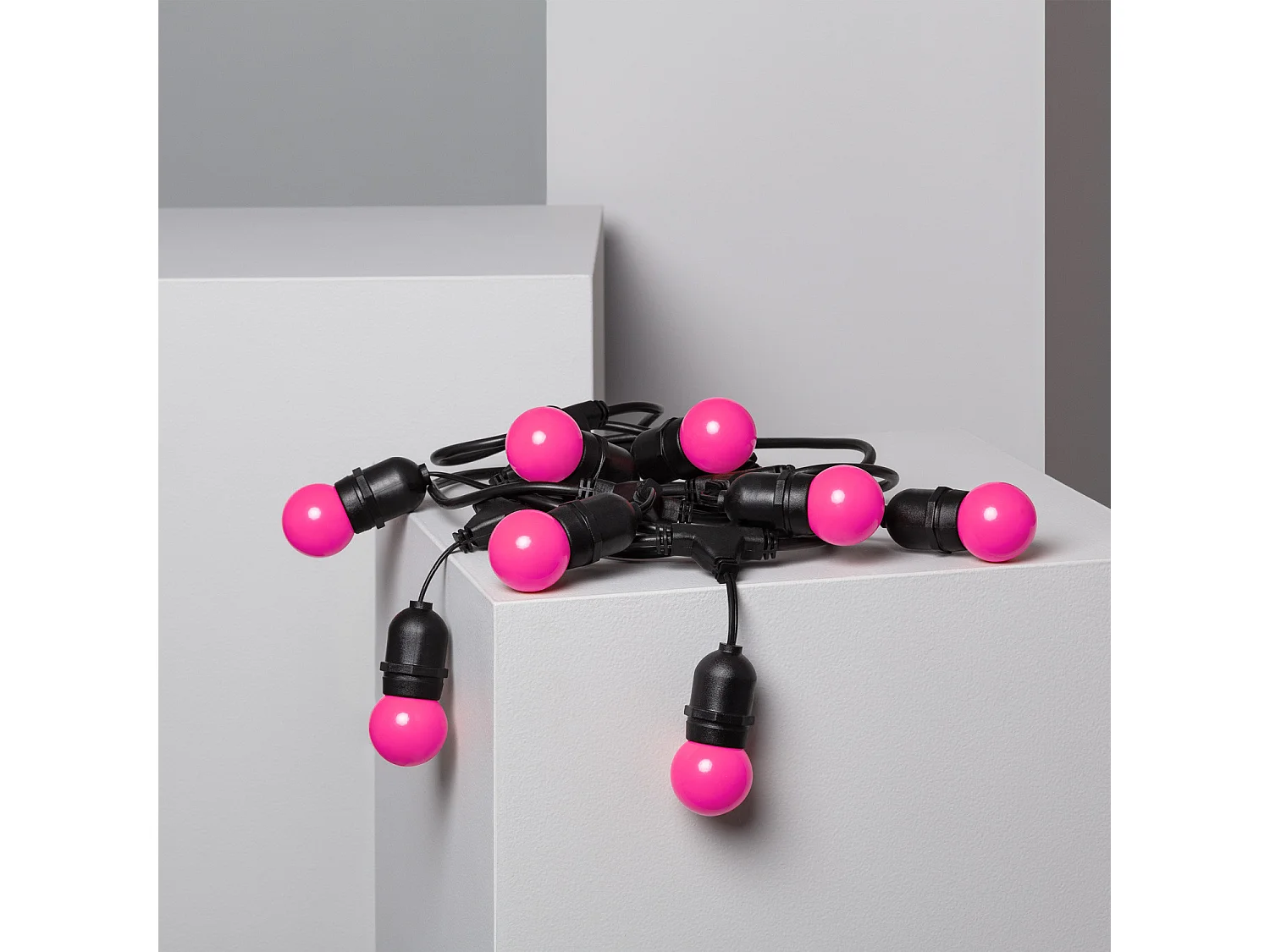 Kit Ghirlanda Waterproof 5.5m Nero + 8 Lampadine LED E27 G45 3W a Colori Rosa