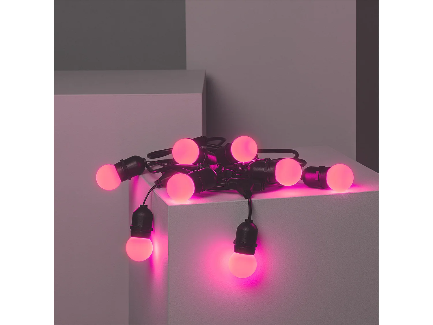 Kit Ghirlanda Waterproof 5.5m Nero + 8 Lampadine LED E27 G45 3W a Colori Rosa