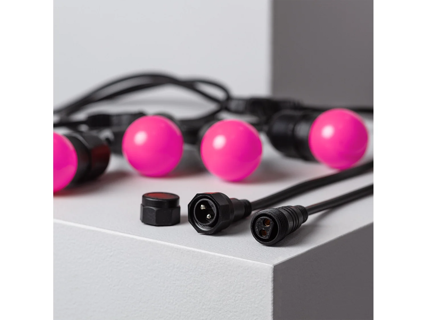 Kit Ghirlanda Waterproof 5.5m Nero + 8 Lampadine LED E27 G45 3W a Colori Rosa
