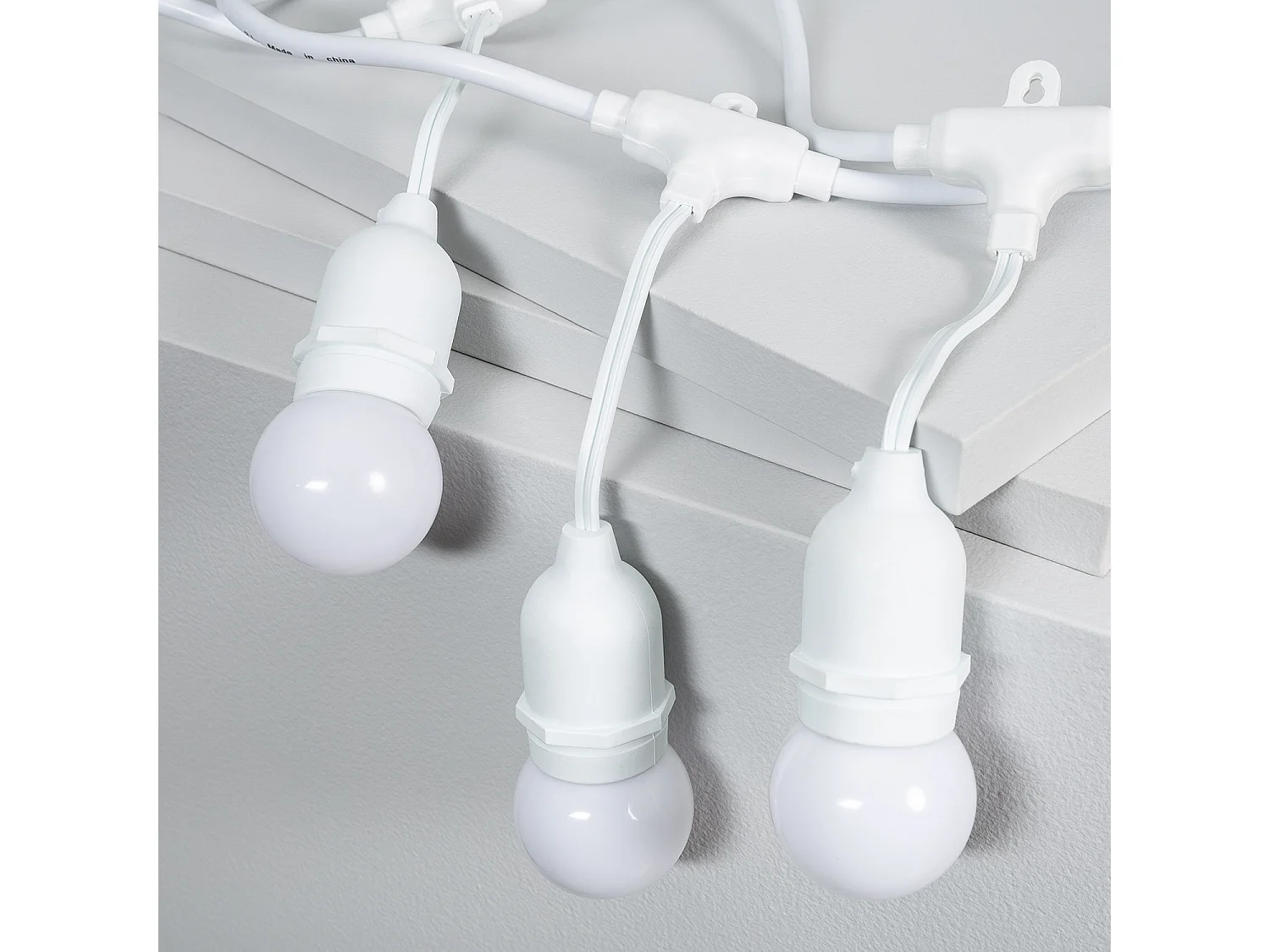 Kit Ghirnalda Waterproof 5.5m Bianco + 8 Lampadine LED E27 G45 3W a Colori Bianco