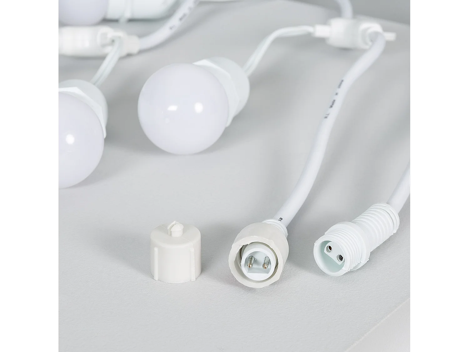 Kit Ghirnalda Waterproof 5.5m Bianco + 8 Lampadine LED E27 G45 3W a Colori Bianco