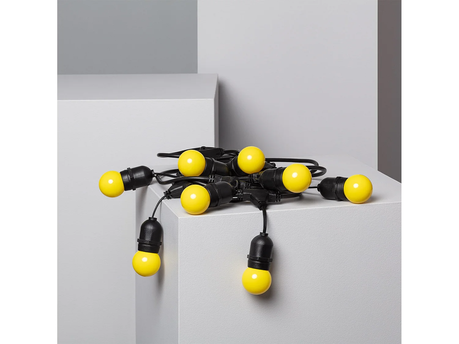 Kit Guirlande Waterproof 5.5m Noire + 8 Ampoules LED E27 G45 3W de Couleurs Jaune