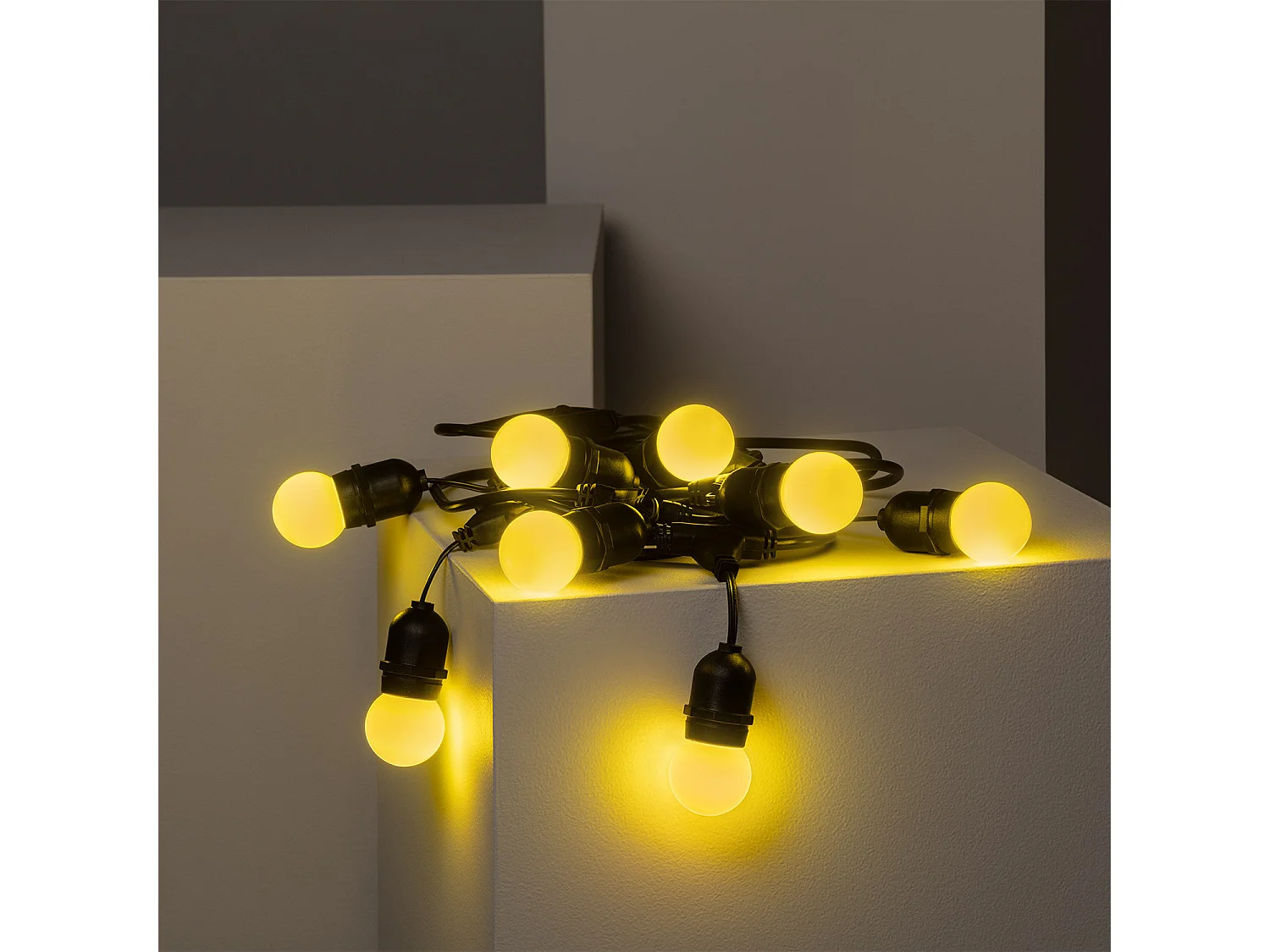 Kit Guirlande Waterproof 5.5m Noire + 8 Ampoules LED E27 G45 3W de Couleurs Jaune