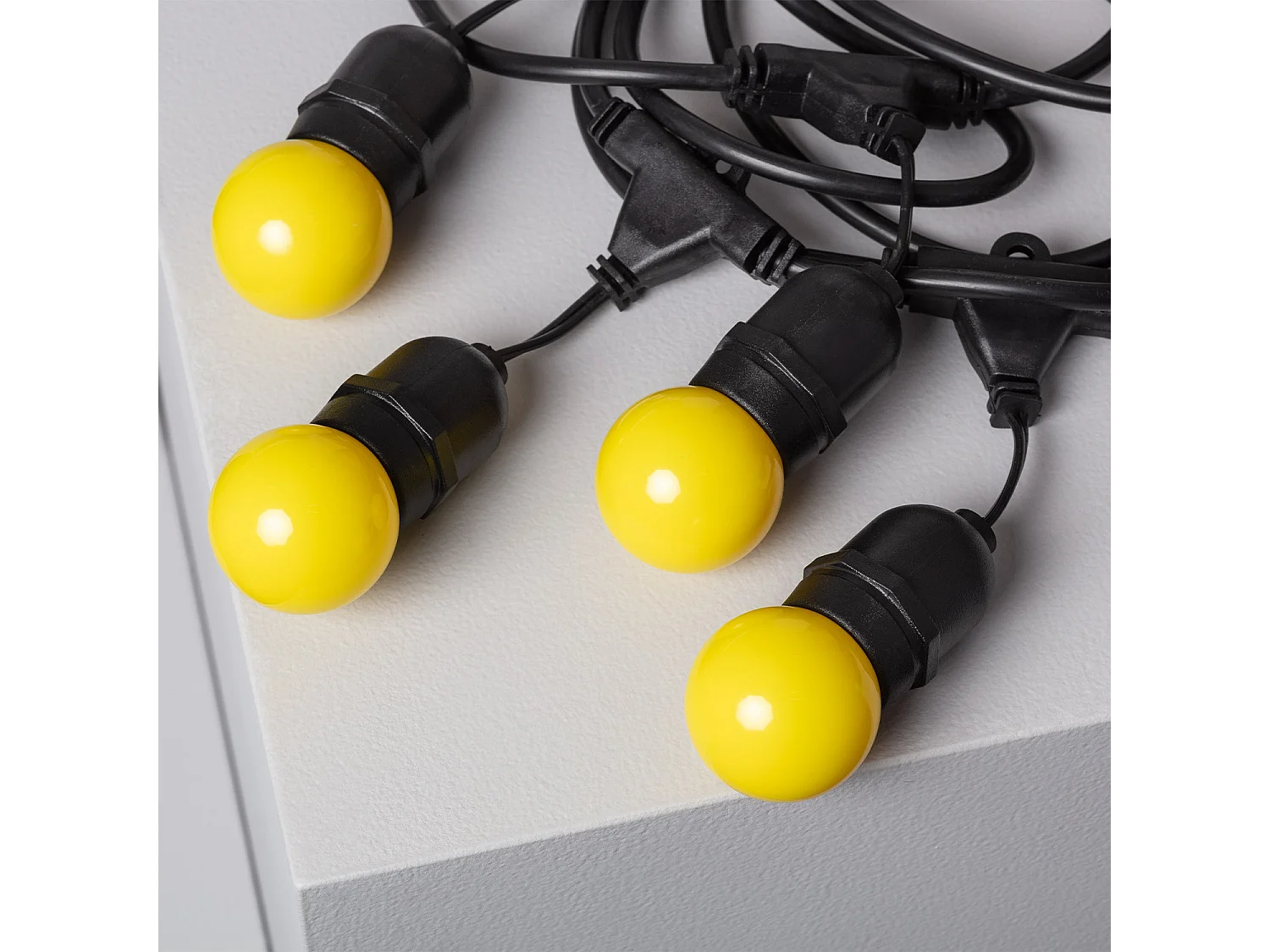 Kit Guirlande Waterproof 5.5m Noire + 8 Ampoules LED E27 G45 3W de Couleurs Jaune