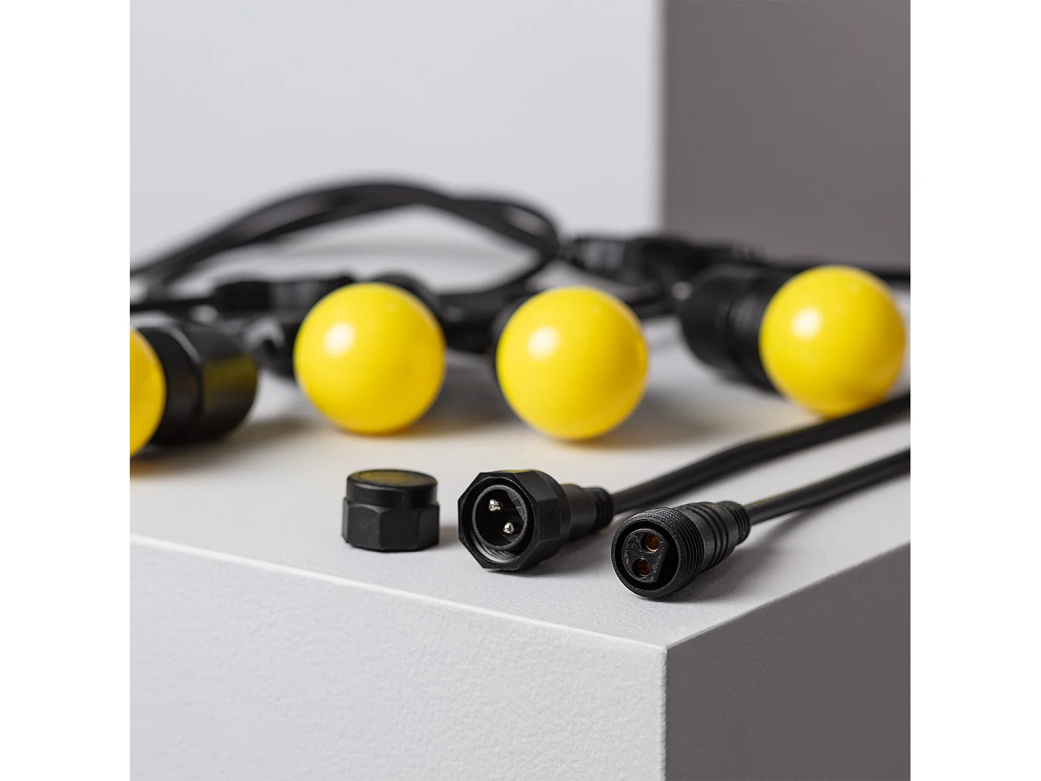 Kit Guirlande Waterproof 5.5m Noire + 8 Ampoules LED E27 G45 3W de Couleurs Jaune