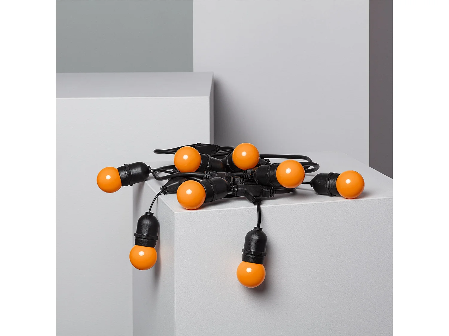 Kit Ghirlanda Waterproof 5.5m Nero + 8 Lampadine LED E27 G45 3W a Colori Arancione