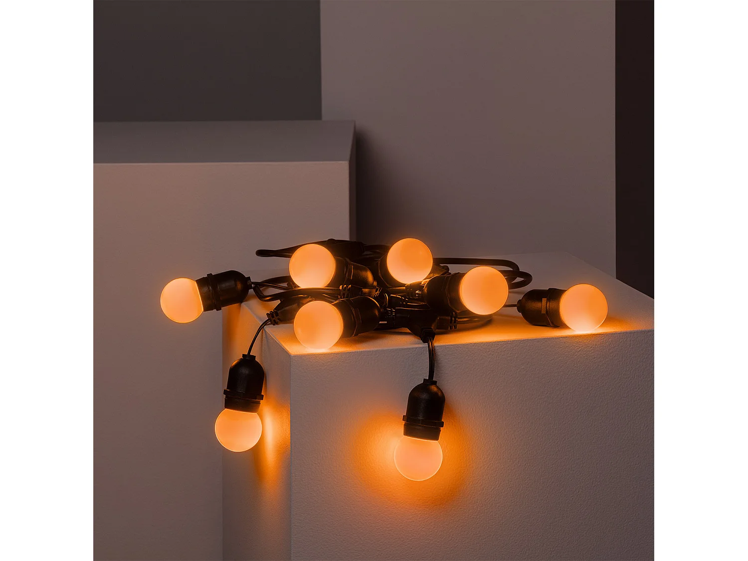 Kit Ghirlanda Waterproof 5.5m Nero + 8 Lampadine LED E27 G45 3W a Colori Arancione