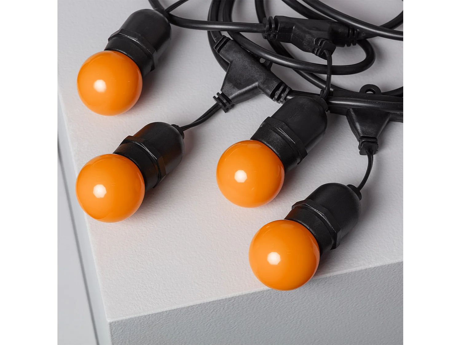 Kit Ghirlanda Waterproof 5.5m Nero + 8 Lampadine LED E27 G45 3W a Colori Arancione