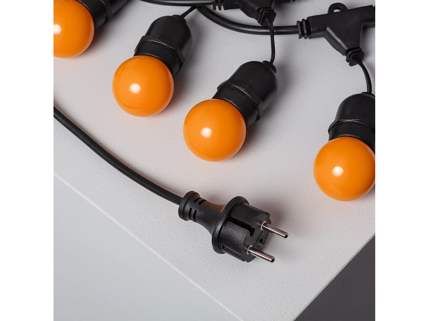 Kit Ghirlanda Waterproof 5.5m Nero + 8 Lampadine LED E27 G45 3W a Colori Arancione