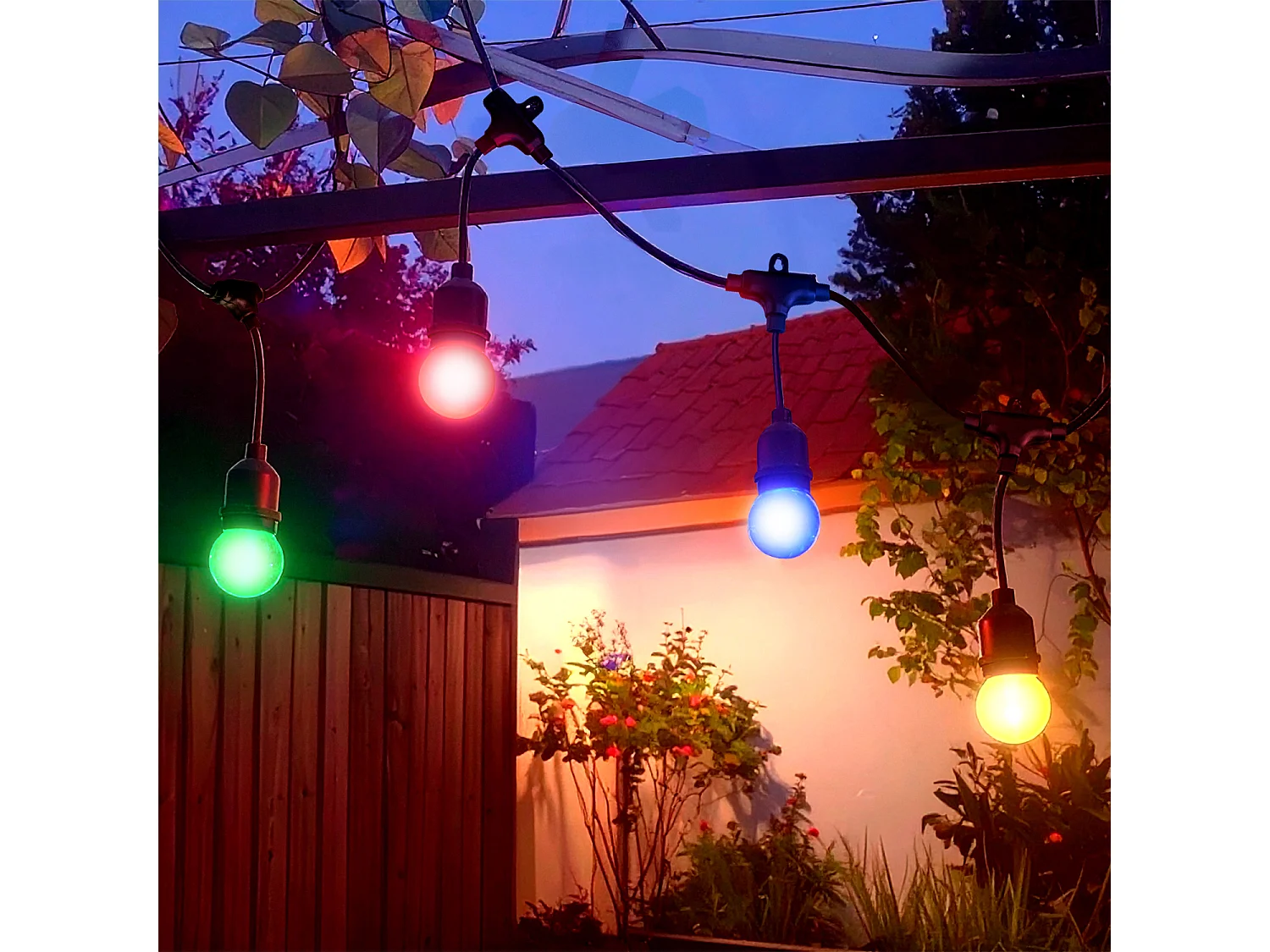 Kit Ghirlanda Waterproof 5.5m Nero + 8 Lampadine LED E27 G45 3W a Colori Verde