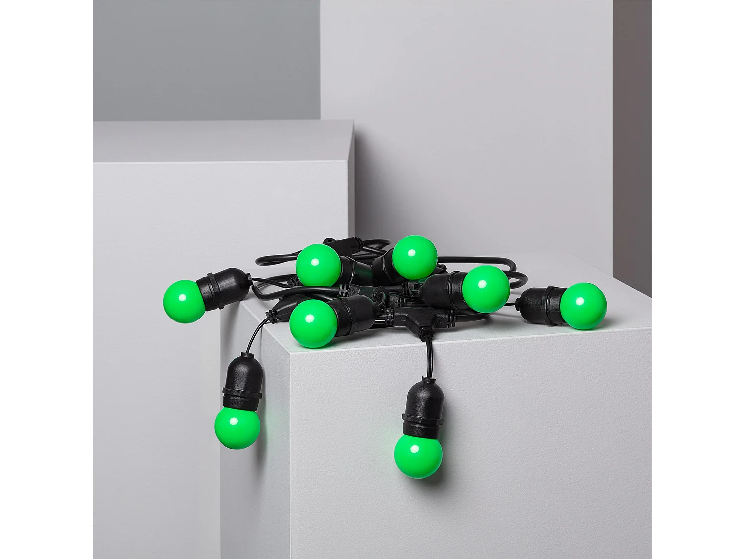 Kit Ghirlanda Waterproof 5.5m Nero + 8 Lampadine LED E27 G45 3W a Colori Verde