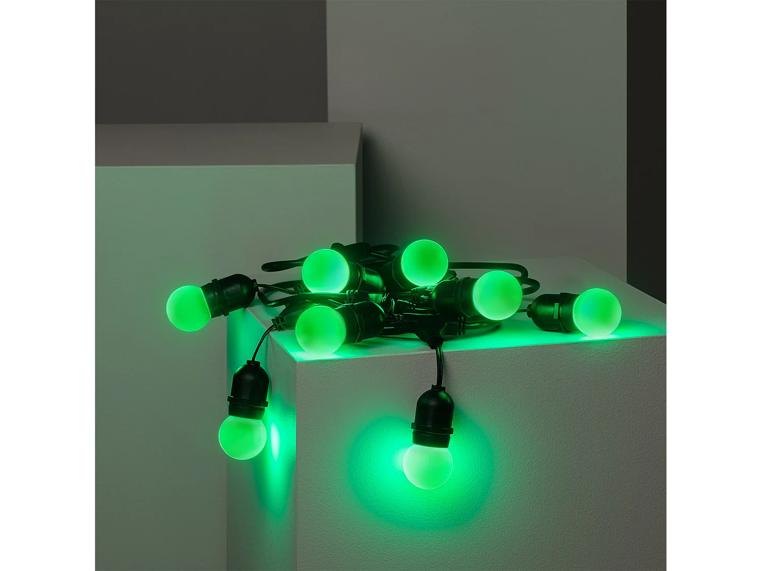 Kit Ghirlanda Waterproof 5.5m Nero + 8 Lampadine LED E27 G45 3W a Colori Verde