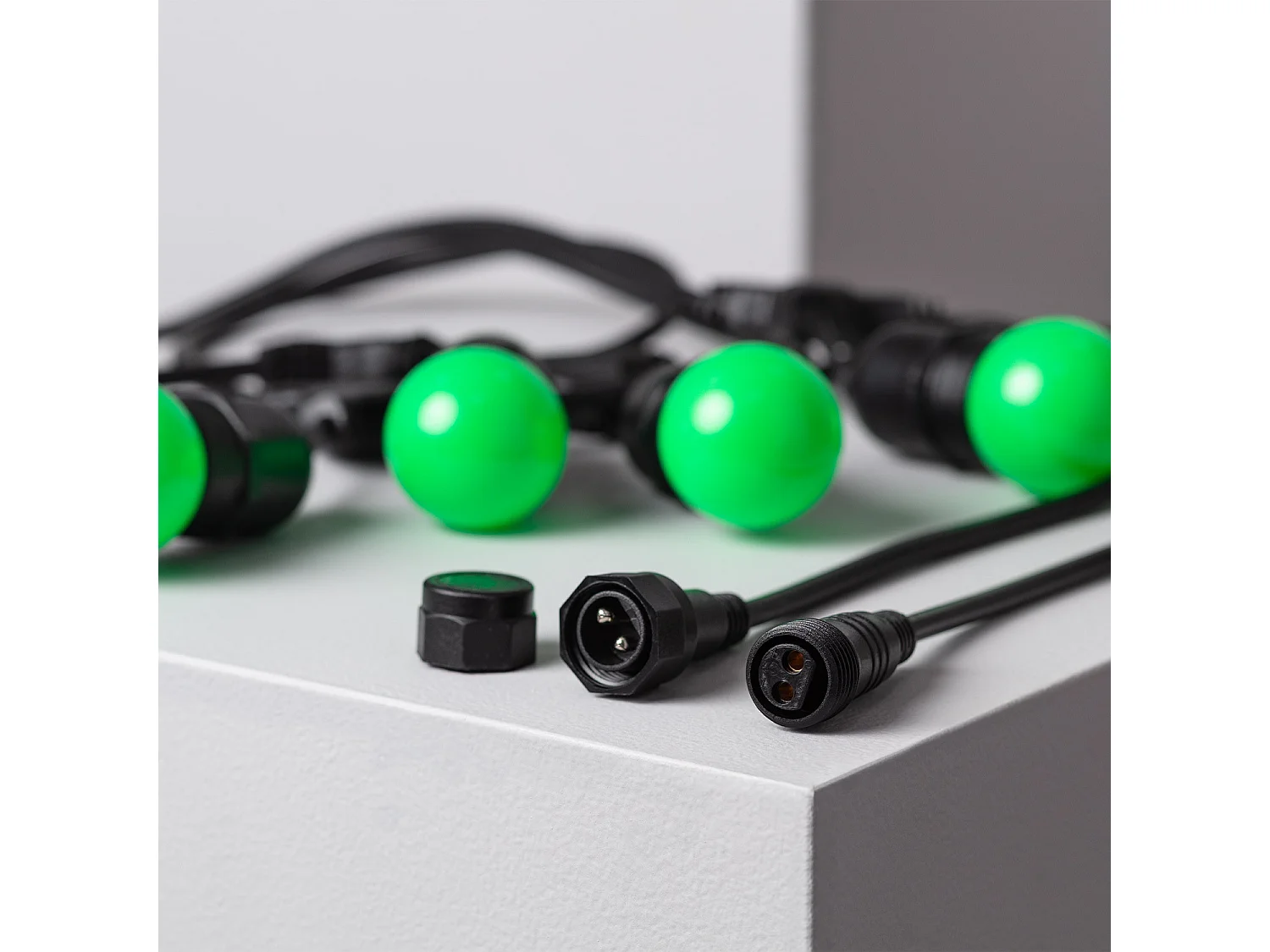 Kit Ghirlanda Waterproof 5.5m Nero + 8 Lampadine LED E27 G45 3W a Colori Verde