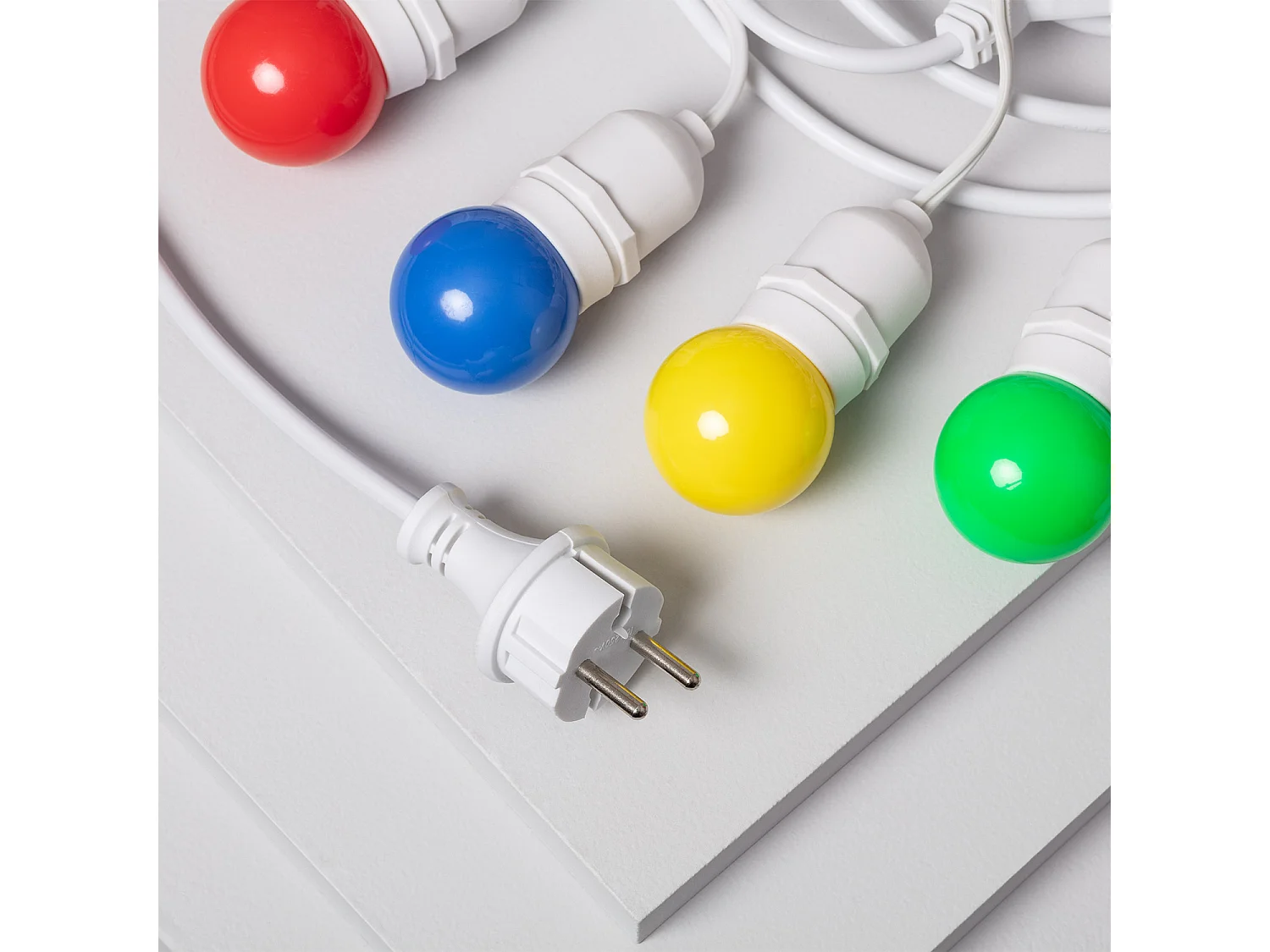 Kit Guirlande Waterproof 5.5m Blanche + 8 Ampoules LED E27 G45 3W de Couleurs  Multicolore