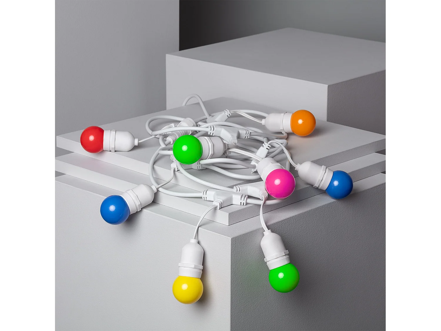 Kit Guirlande Waterproof 5.5m Blanche + 8 Ampoules LED E27 G45 3W de Couleurs  Multicolore