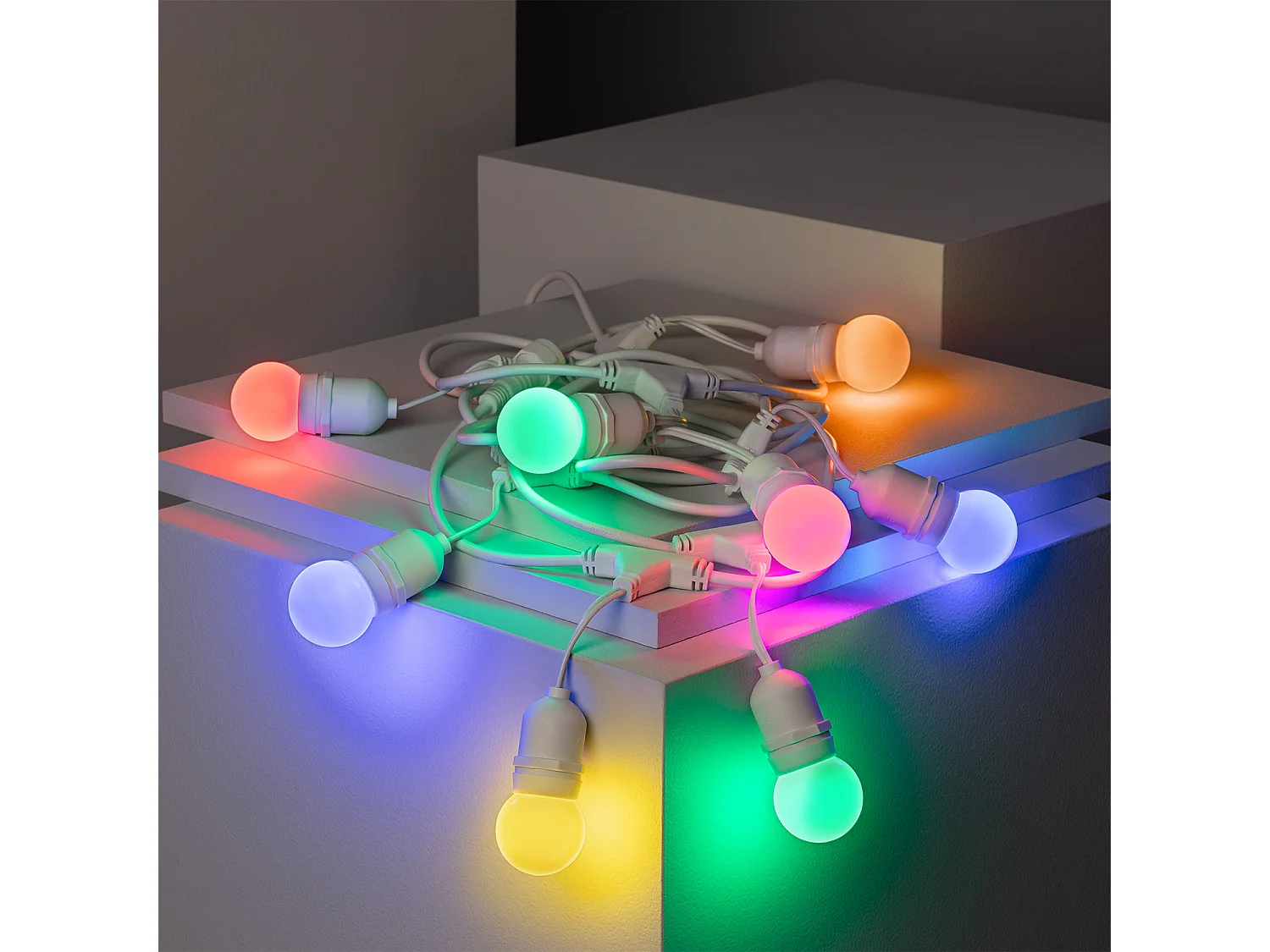 Kit Guirlande Waterproof 5.5m Blanche + 8 Ampoules LED E27 G45 3W de Couleurs  Multicolore