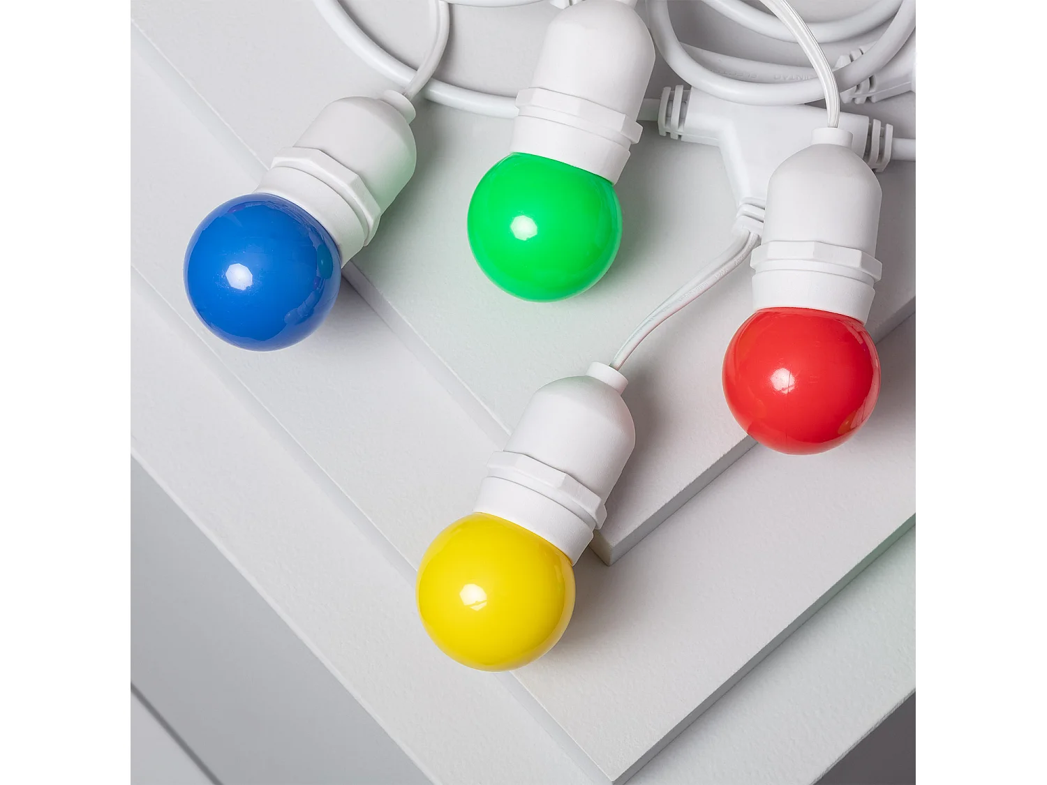 Kit Guirlande Waterproof 5.5m Blanche + 8 Ampoules LED E27 G45 3W de Couleurs  Multicolore