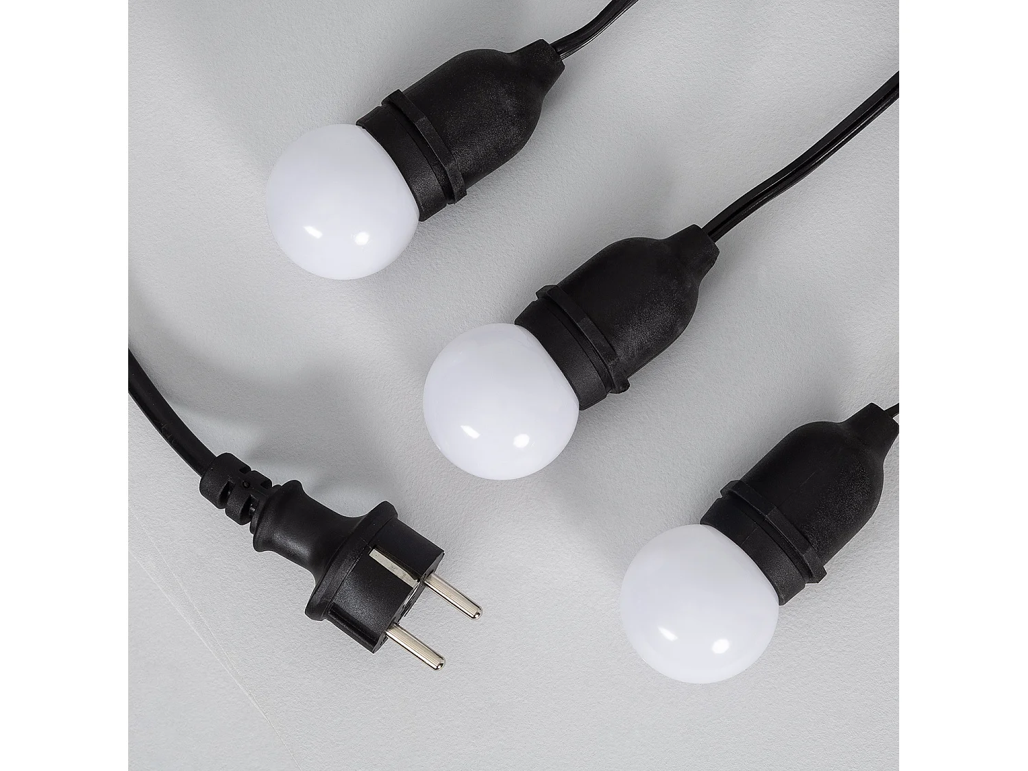 Kit Guirlande Waterproof 5.5m Noire + 8 Ampoules LED E27 G45 3W de Couleurs Blanc