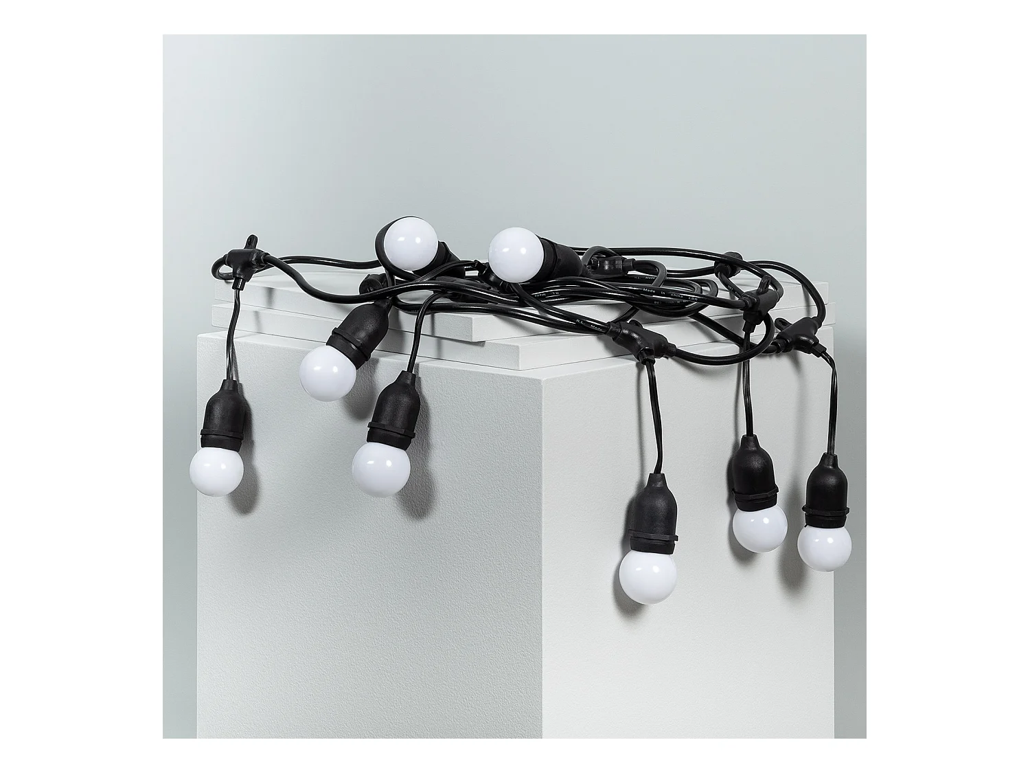 Kit Guirlande Waterproof 5.5m Noire + 8 Ampoules LED E27 G45 3W de Couleurs Blanc